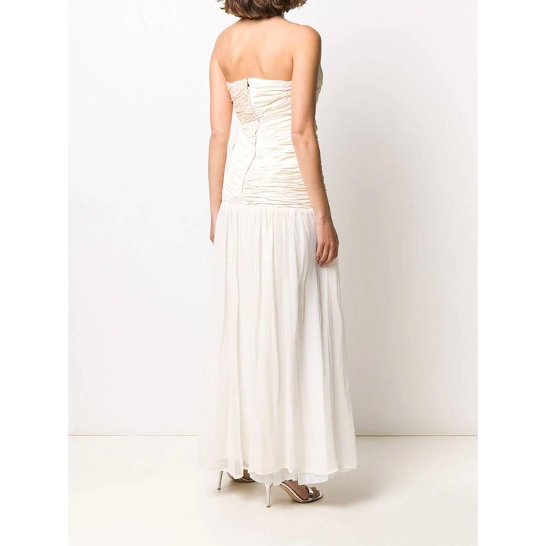 1980s Ivory Heart Neckline Wedding Dress In Good Condition For Sale In Lugo (RA), IT