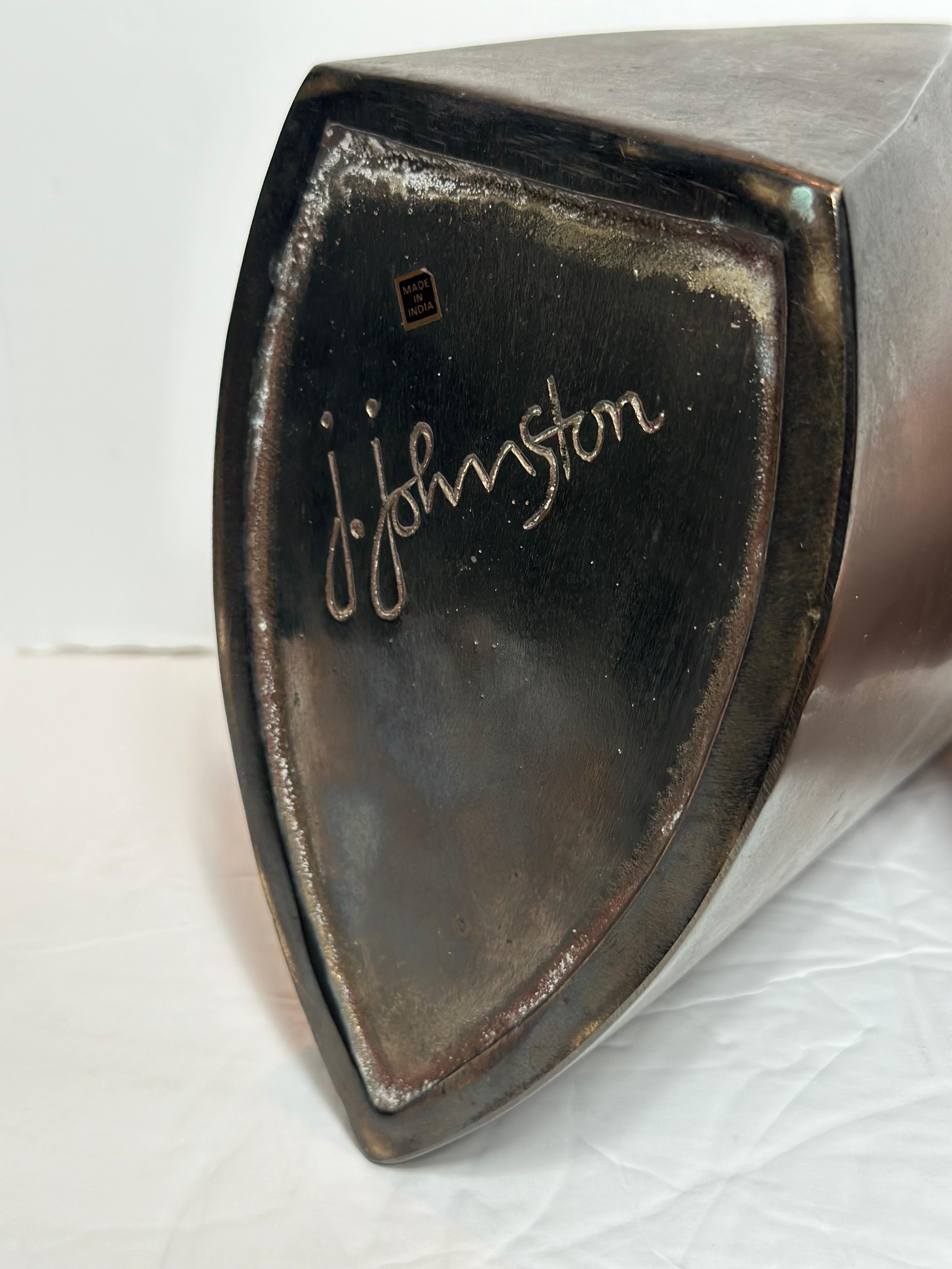 Vaso geometrico astratto scultoreo in metallo di J. Johnston del 1980 in vendita 5