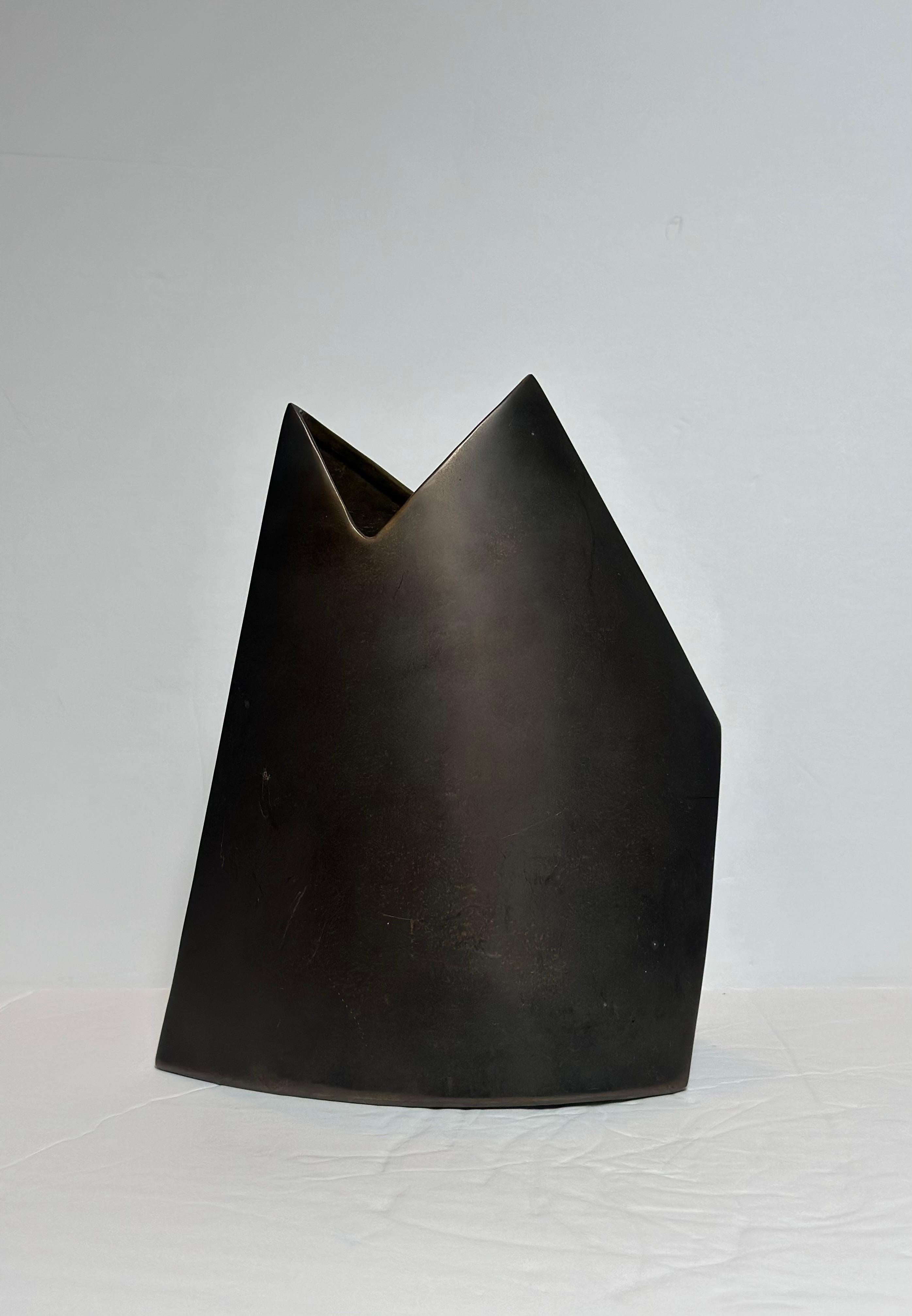 Vaso geometrico astratto scultoreo in metallo di J. Johnston del 1980 In condizioni buone in vendita a Farmington Hills, MI