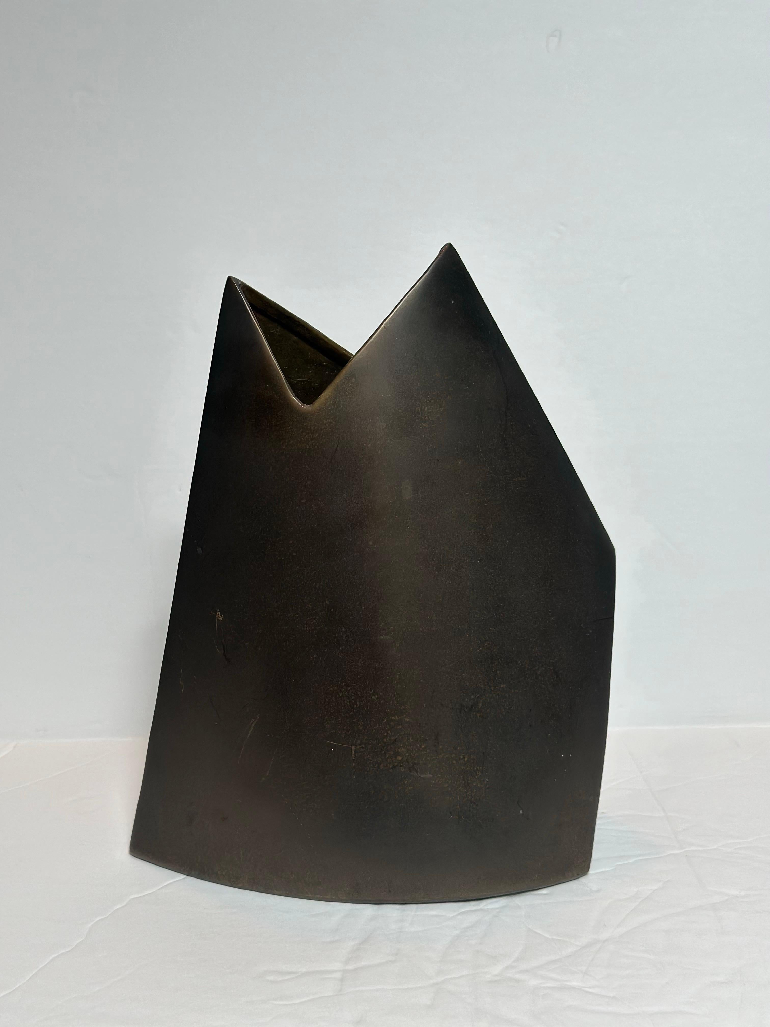 Fine XX secolo Vaso geometrico astratto scultoreo in metallo di J. Johnston del 1980 in vendita