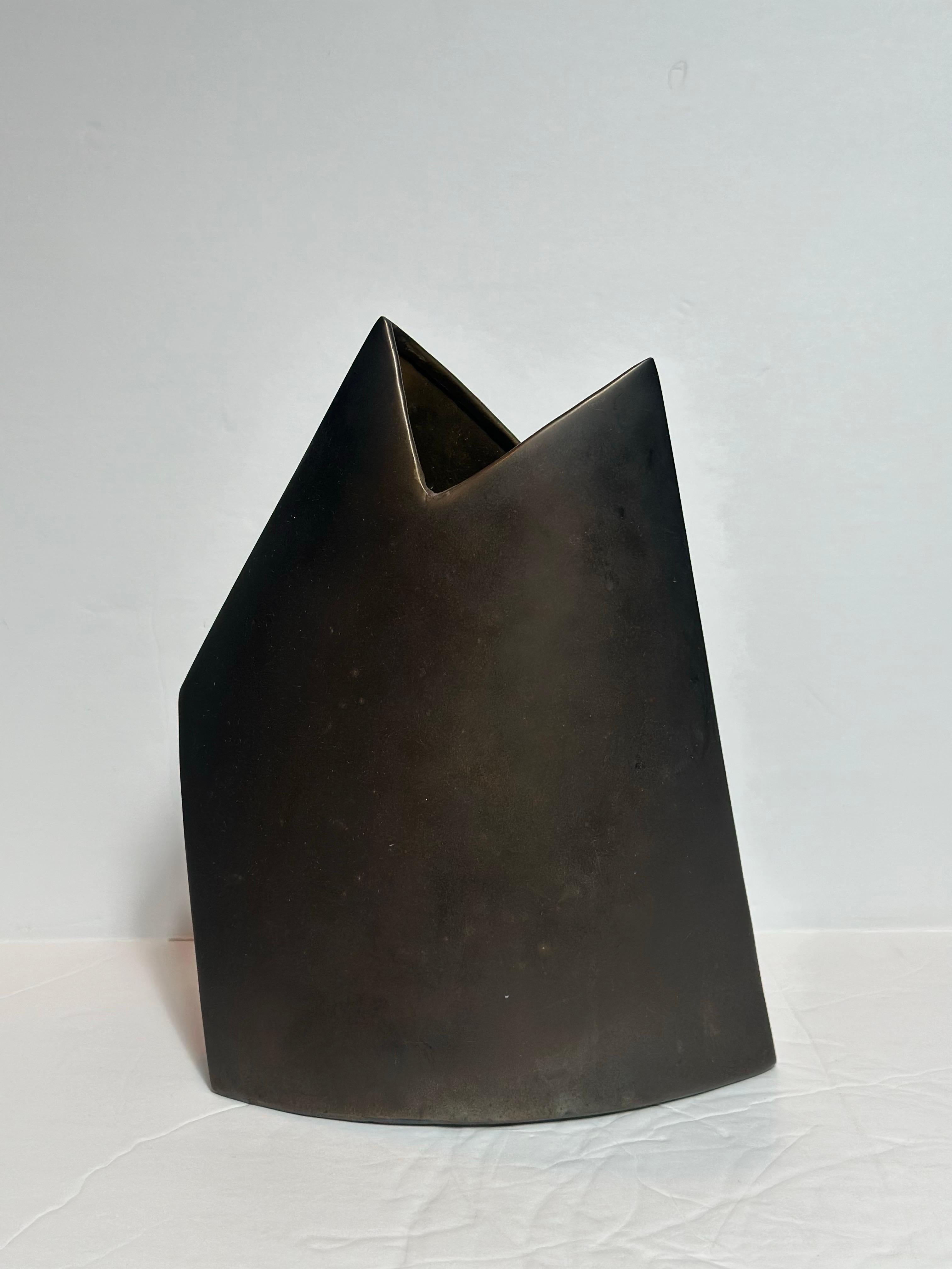 Vaso geometrico astratto scultoreo in metallo di J. Johnston del 1980 in vendita 1