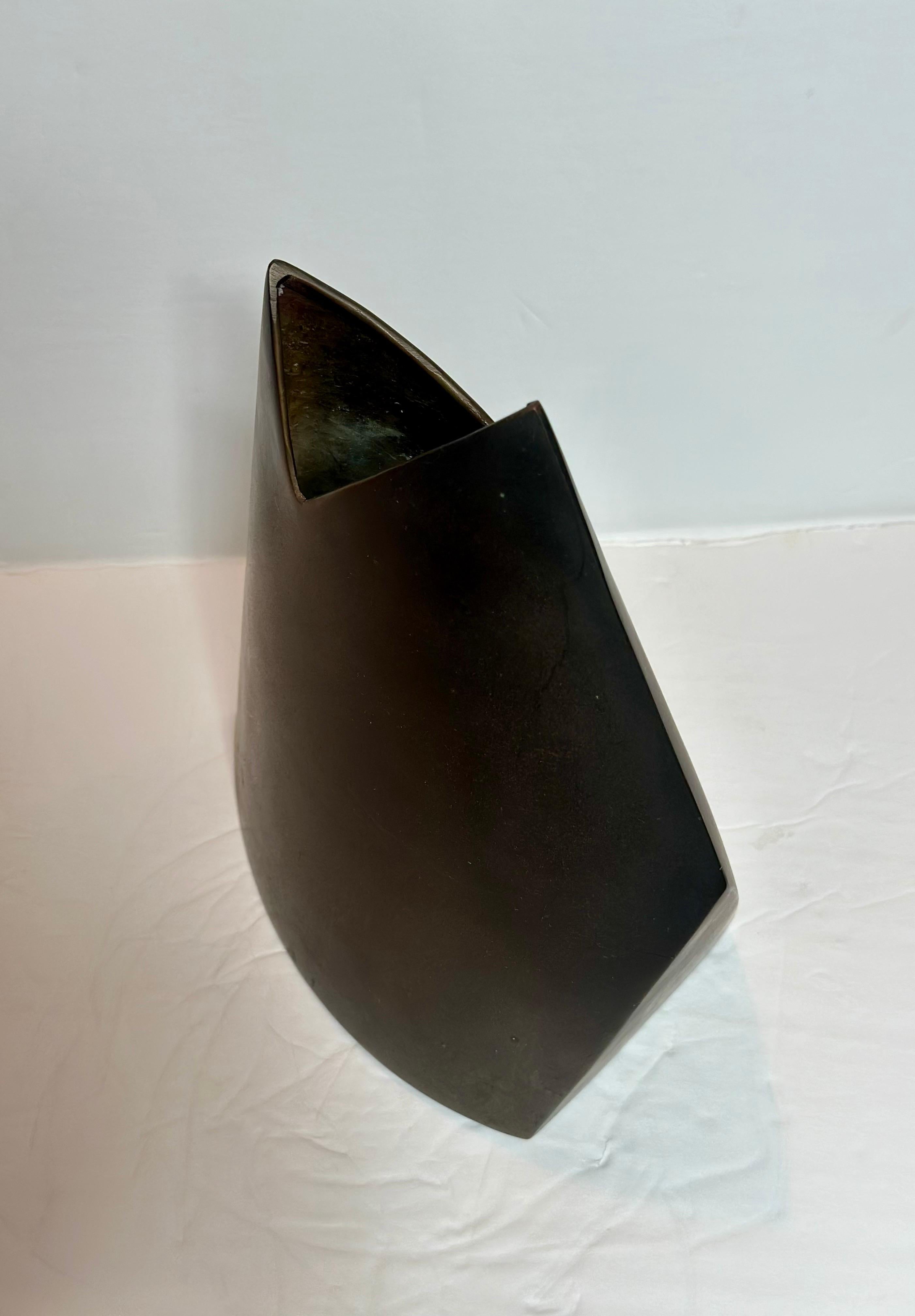 Vaso geometrico astratto scultoreo in metallo di J. Johnston del 1980 in vendita 2