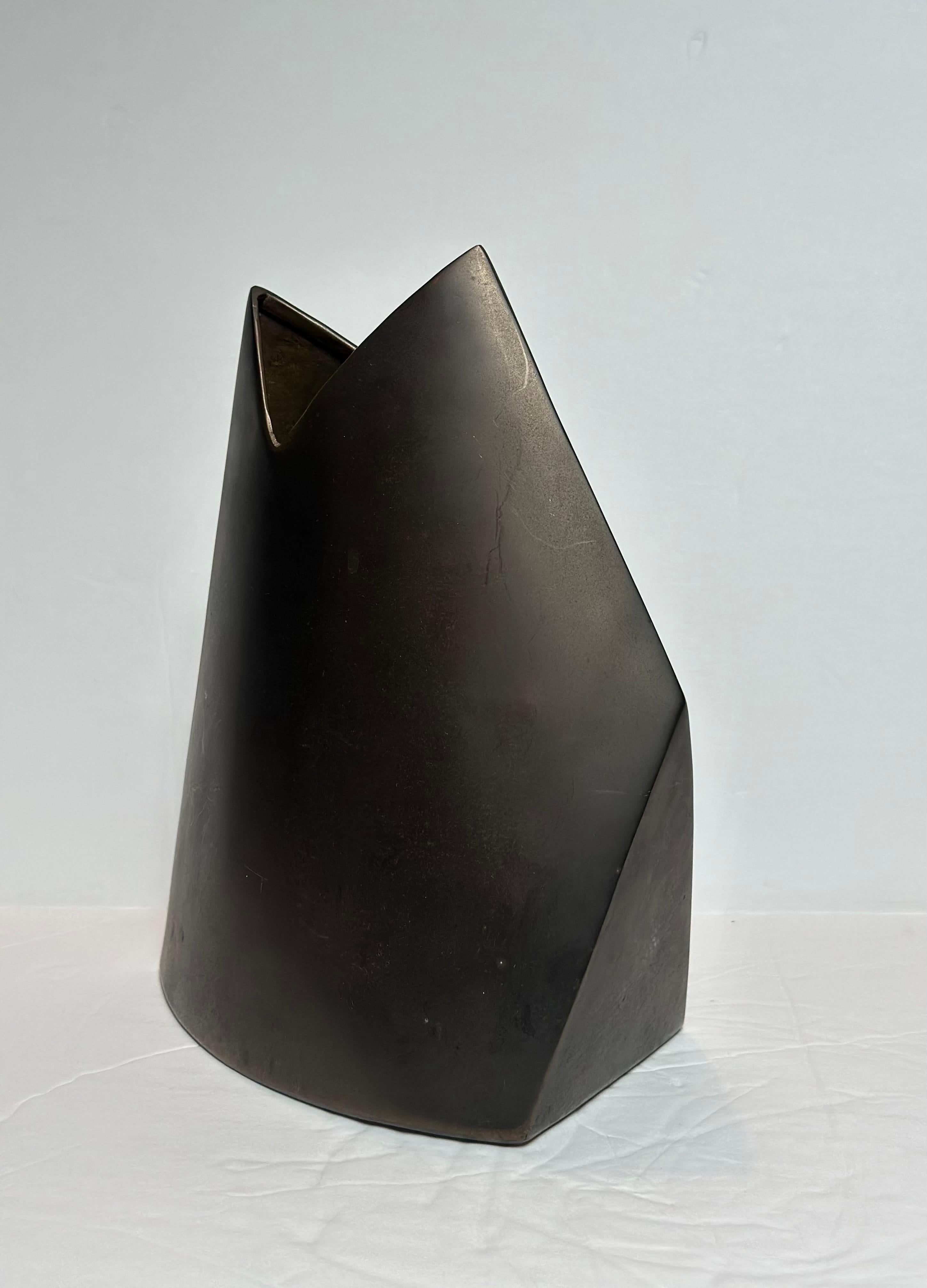 Vaso geometrico astratto scultoreo in metallo di J. Johnston del 1980 in vendita 3