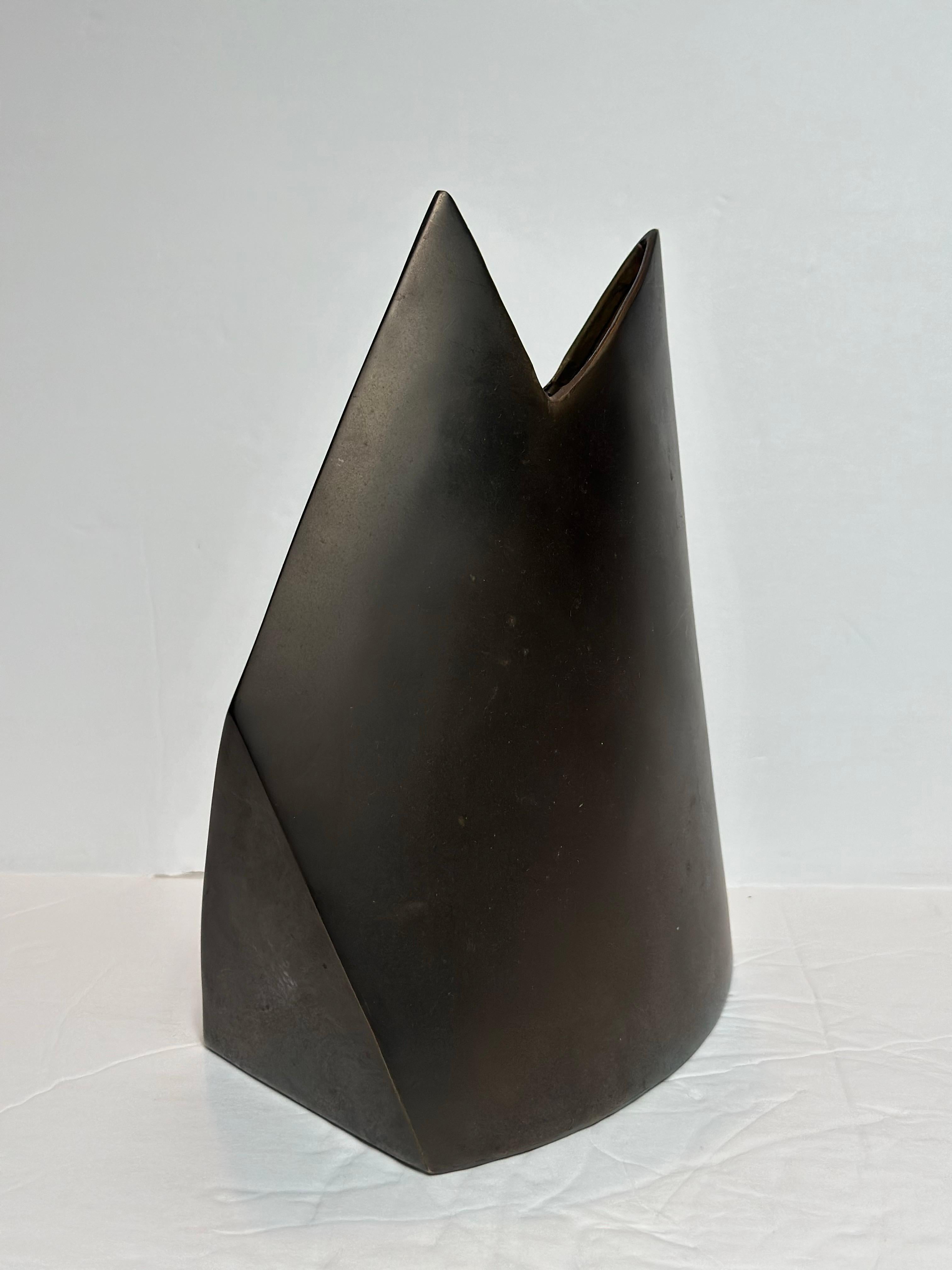 Vaso geometrico astratto scultoreo in metallo di J. Johnston del 1980 in vendita 4