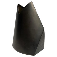 Vaso geometrico astratto scultoreo in metallo di J. Johnston del 1980
