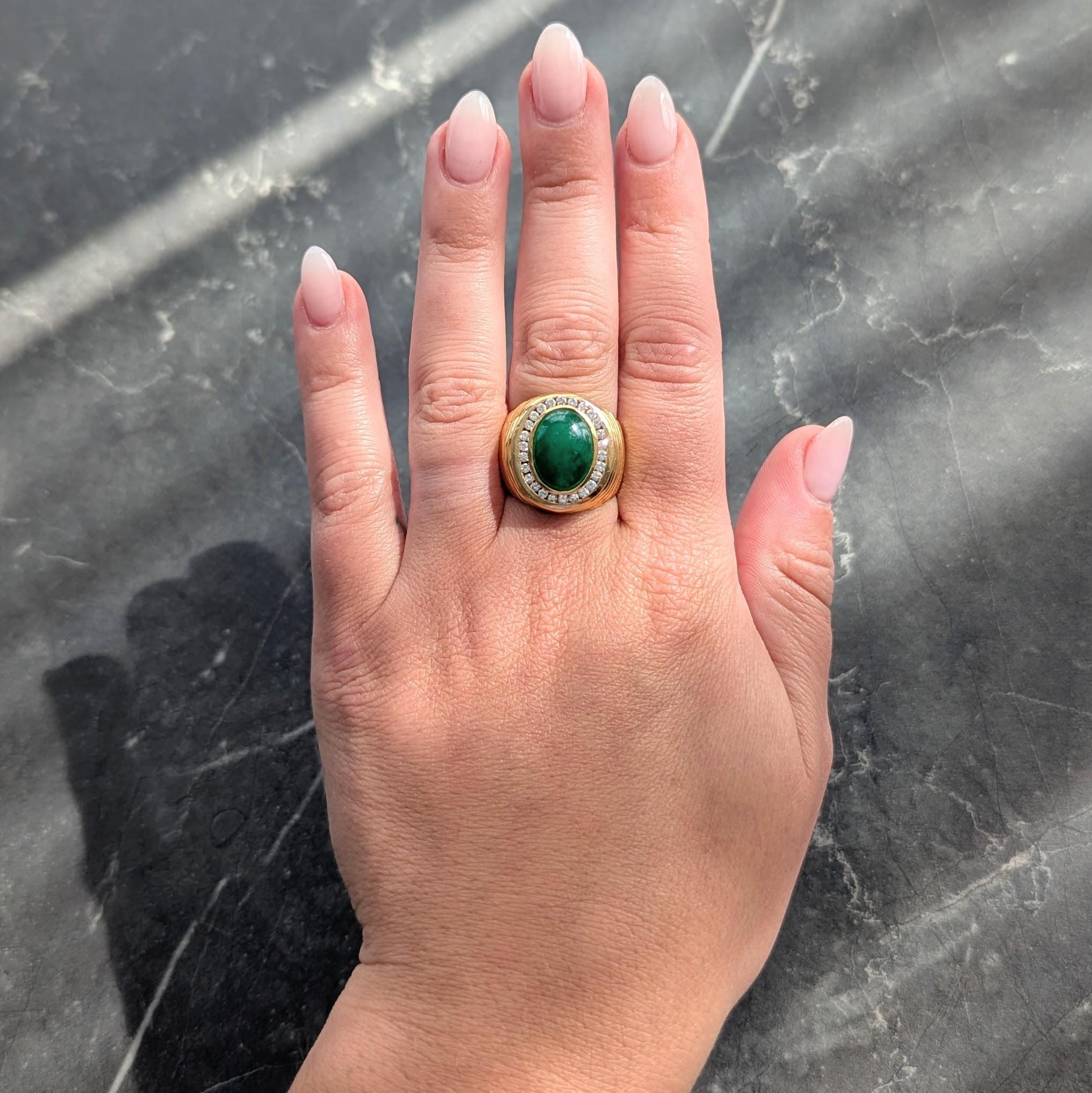 In der Mitte ein ovaler Jade-Cabochon von 13,0 x 9,5 mm
Transluzente mittelgrüne Farbe mit dezenter Sprenkelung
Lünette mit einer halbrunden Einfassung aus Diamanten im Brillantschliff
Mit einem Gesamtgewicht von etwa 0.78 Karat
Farbe G/H mit