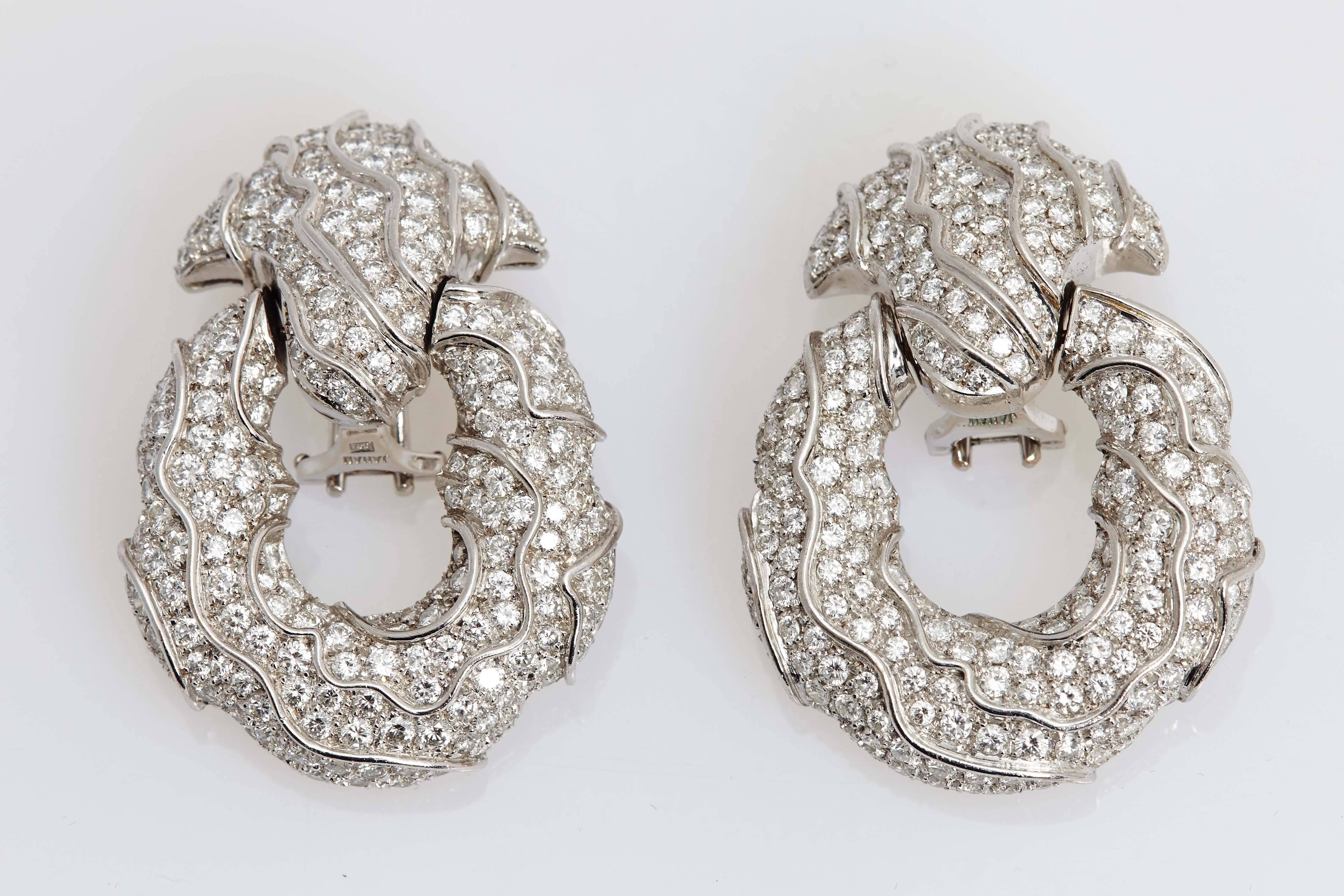 1980s Jahan Diamond Gold Ear Pendants In Excellent Condition In New York, NY