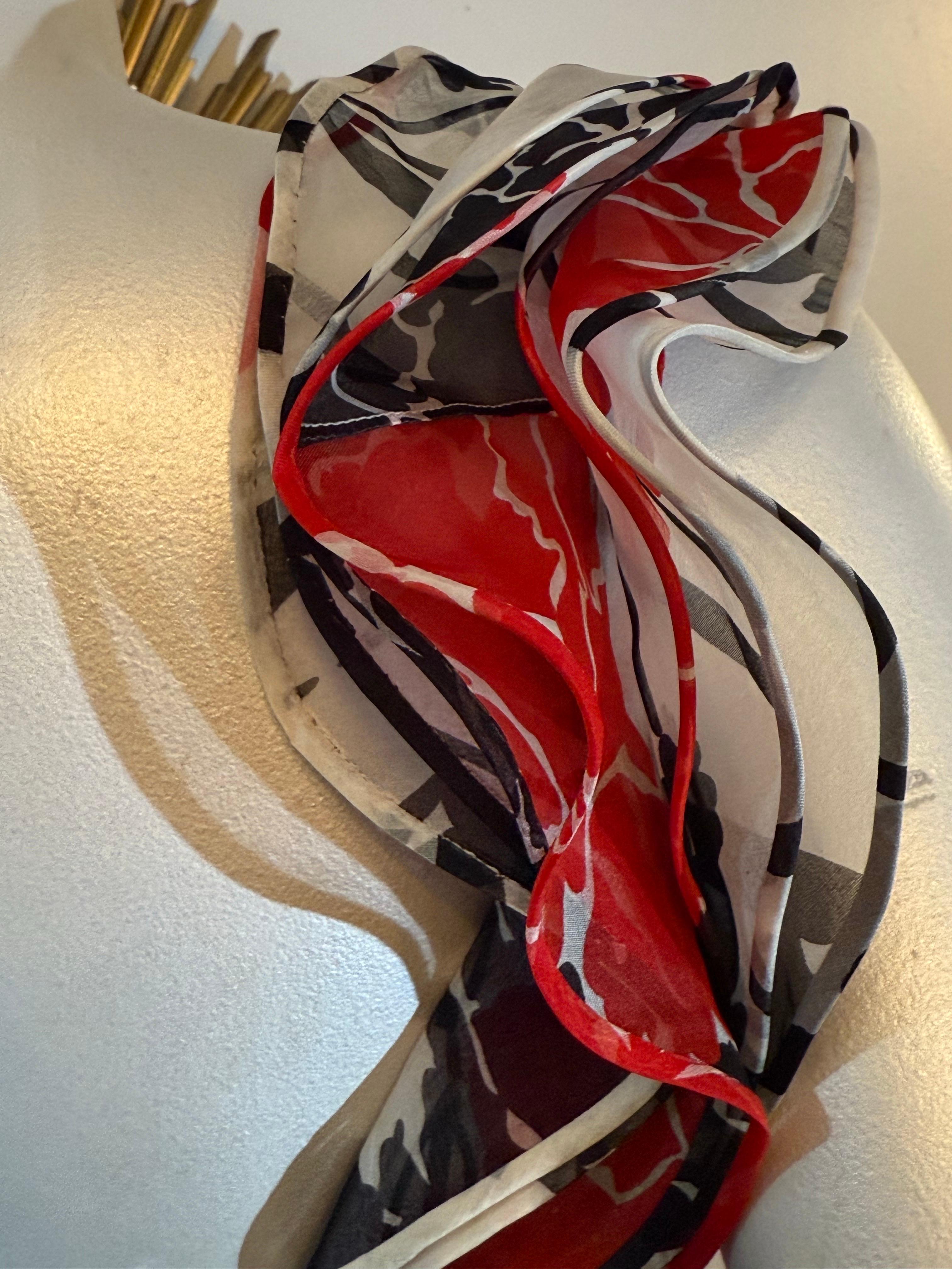 James Galanos Seidenkleid in B-Line aus den 1980er Jahren in Schwarz-Weiß und Rot mit Blumendruck und Rüschen im Angebot 6
