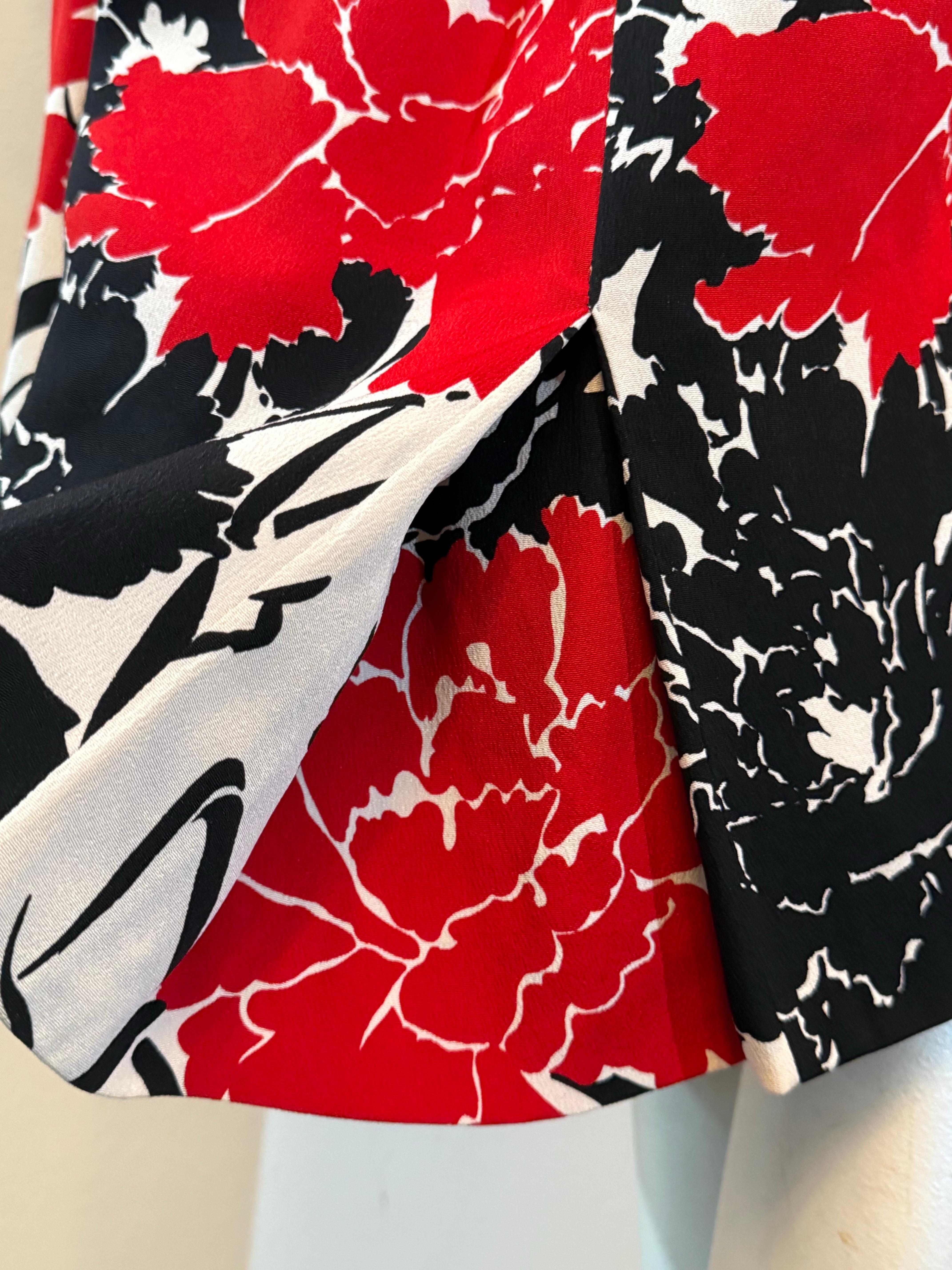 James Galanos Seidenkleid in B-Line aus den 1980er Jahren in Schwarz-Weiß und Rot mit Blumendruck und Rüschen im Angebot 7