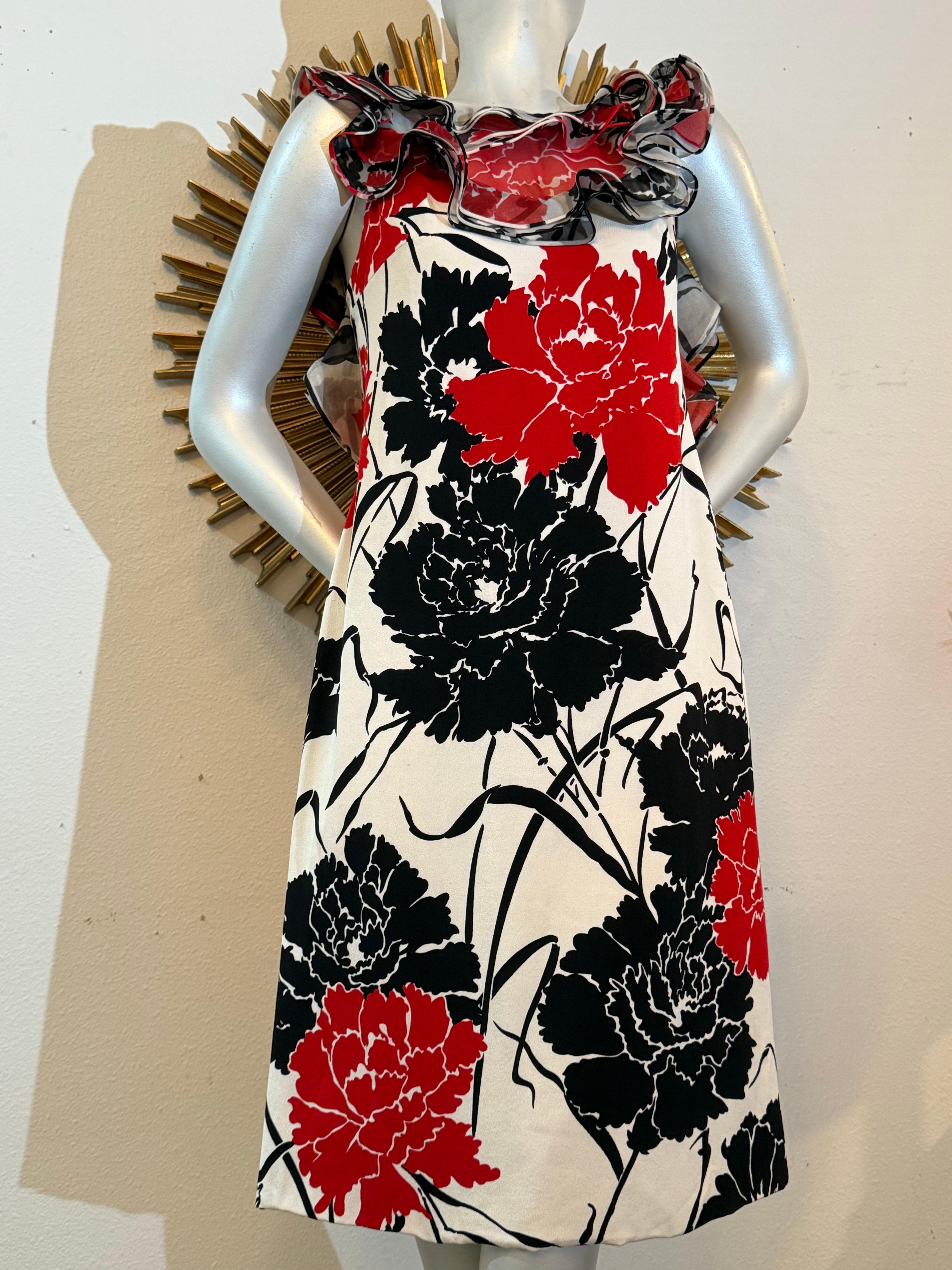 1980er James Galanos Seide A-Linie Kleid in Bold B / W & Red Floral Print w Rüschen am Ausschnitt und Rückseite der Schultern:  Ein göttlich grafischer, großformatiger, stilisierter Nelkenblumendruck. Die mehrstufigen Rüschen aus schräg