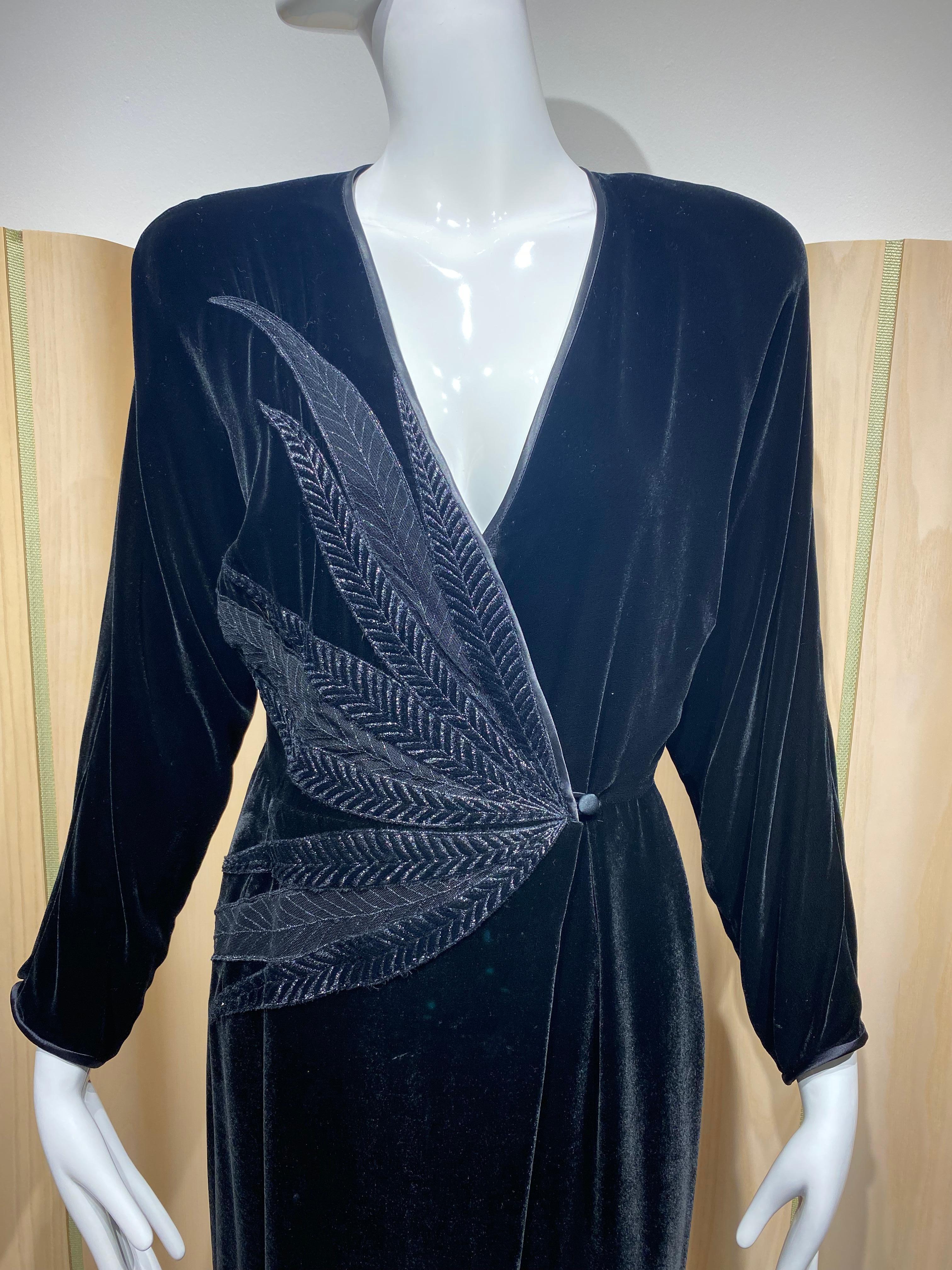 Vintage 1980s Janice wainwright V neck Velvet Long sleeve cocktail dress.
Bust: 36”/ Waist: 26”/ HIp: 34”
