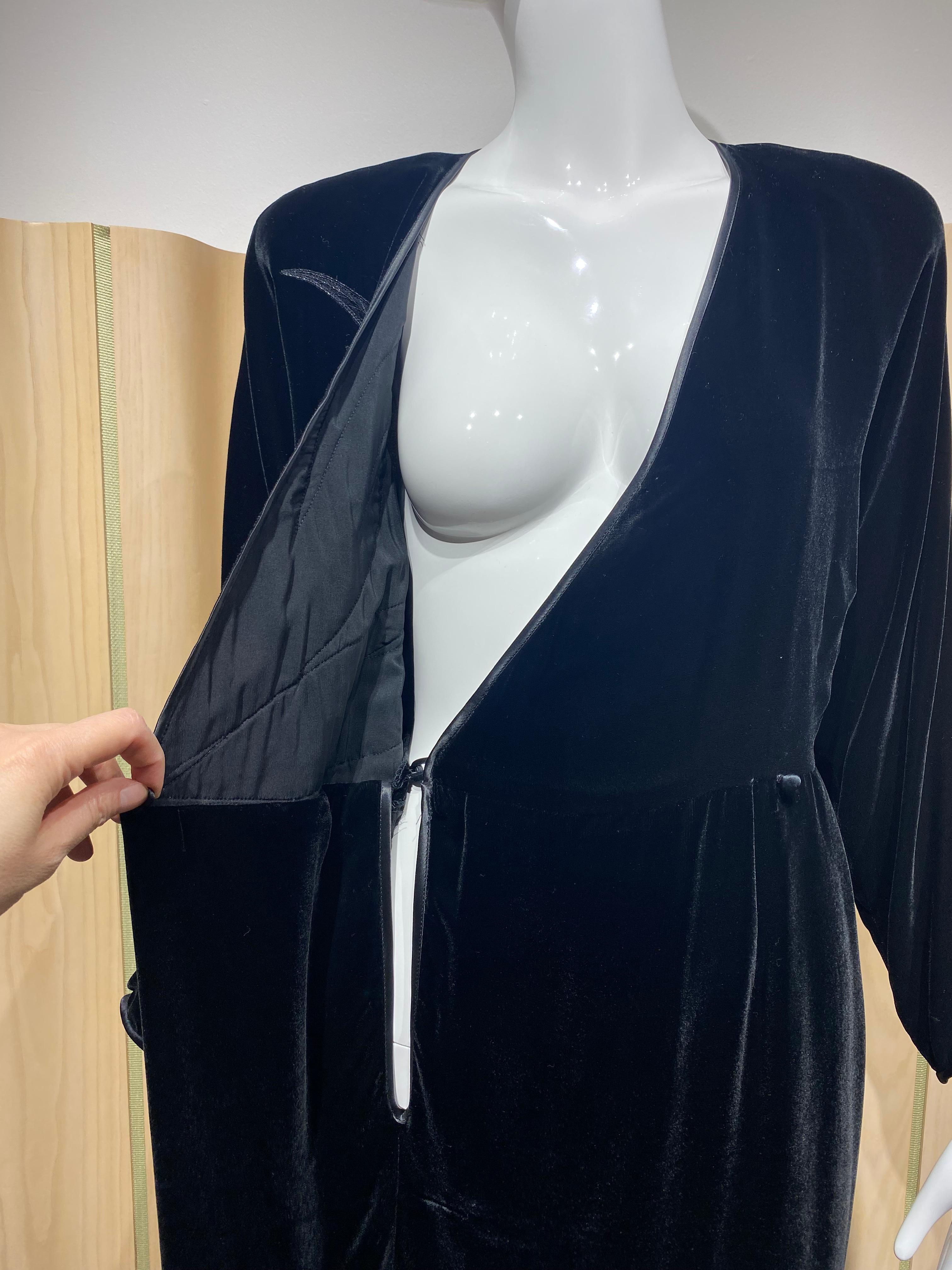1980s Janice Wainwright Long Sleeve Black Velvet V neck Cocktail Dress In Excellent Condition For Sale In Beverly Hills, CA