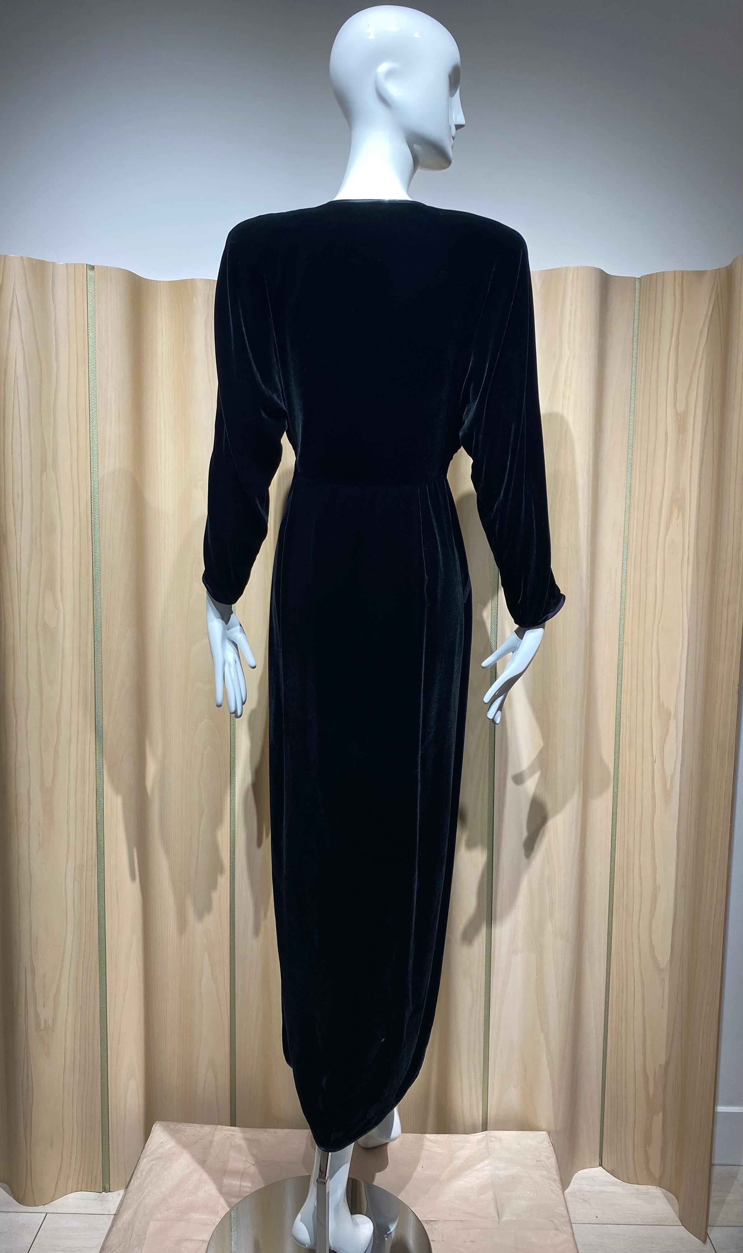1980s Janice Wainwright Long Sleeve Black Velvet V neck Cocktail Dress For Sale 2