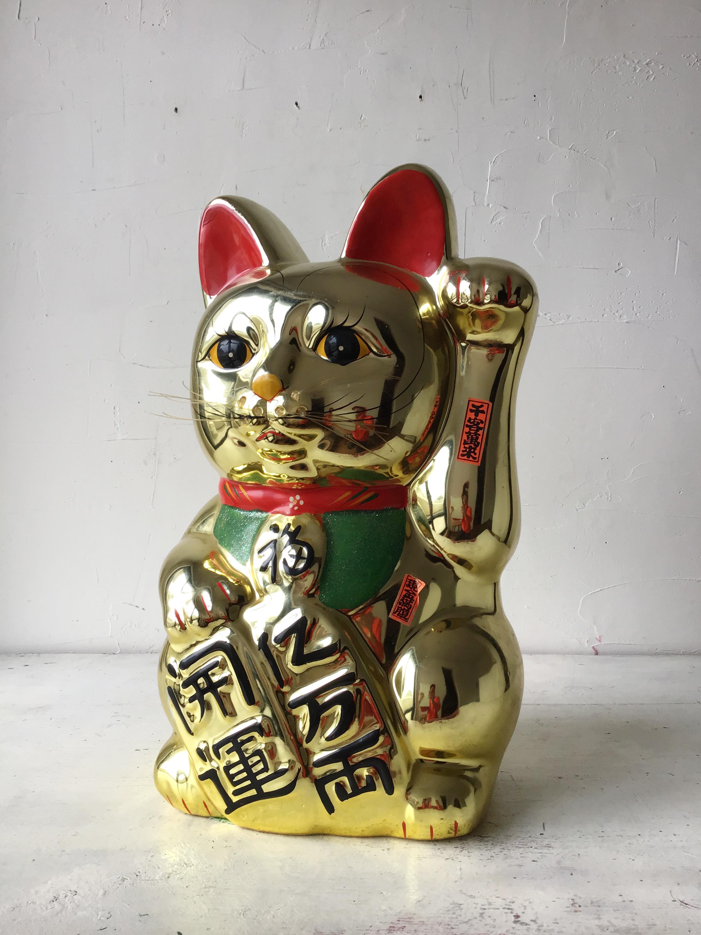 Large type retro ceramic ‘Maneki-neko’ coin bank, 1980s, Japan, approx. H 40 x W 24 x D 20 cm (15.74 x 9.44 x 7.87in). in rare very fine storage condition with just some expected slight scratches and seal-peeling.

 