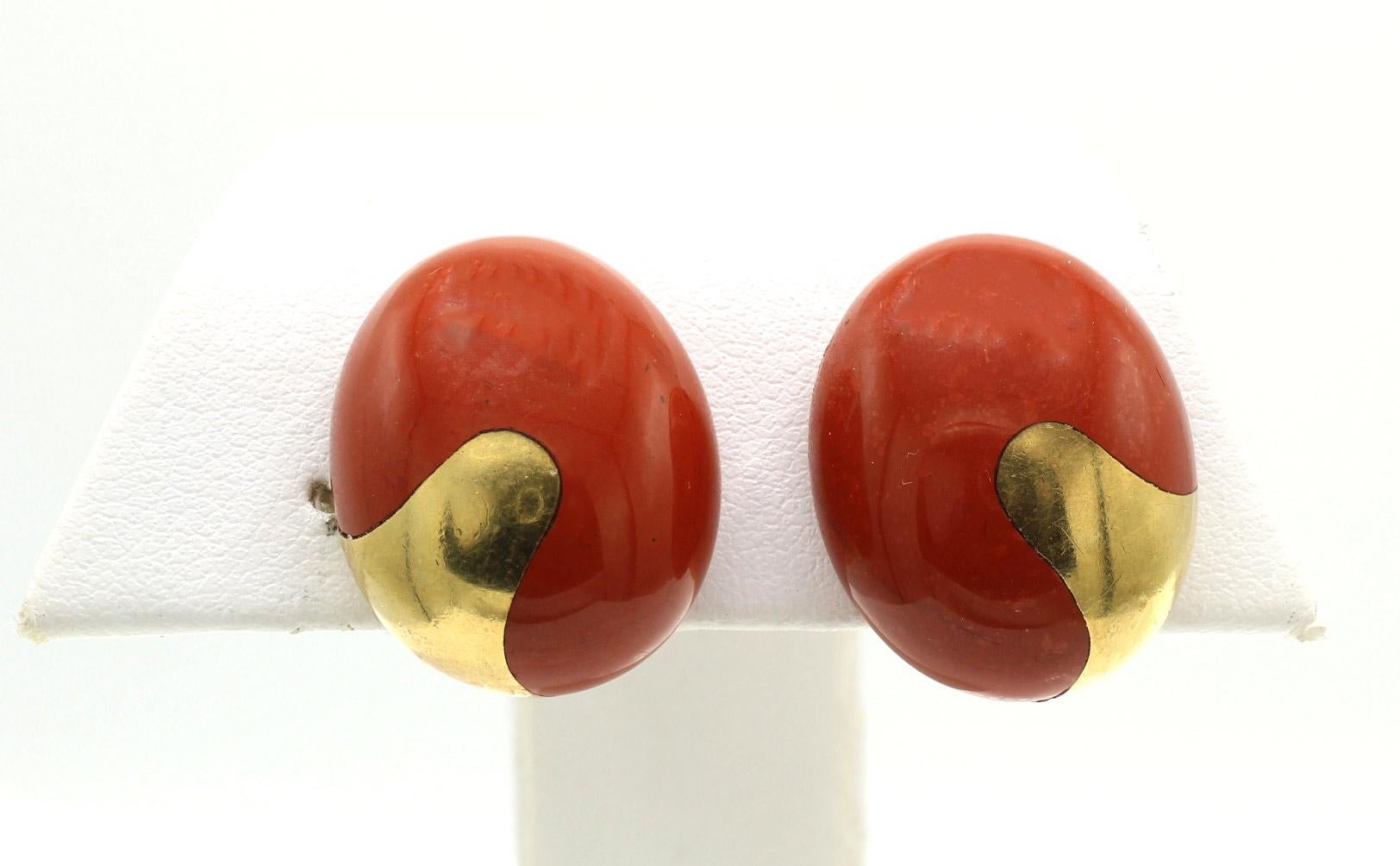 Splendidamente disegnati e magistralmente realizzati a mano, questi fermagli per orecchie in diaspro e oro giallo 18 carati sono un accessorio chic e divertente da indossare all'orecchio. Il diaspro ovale cabochon è intarsiato con oro giallo 18