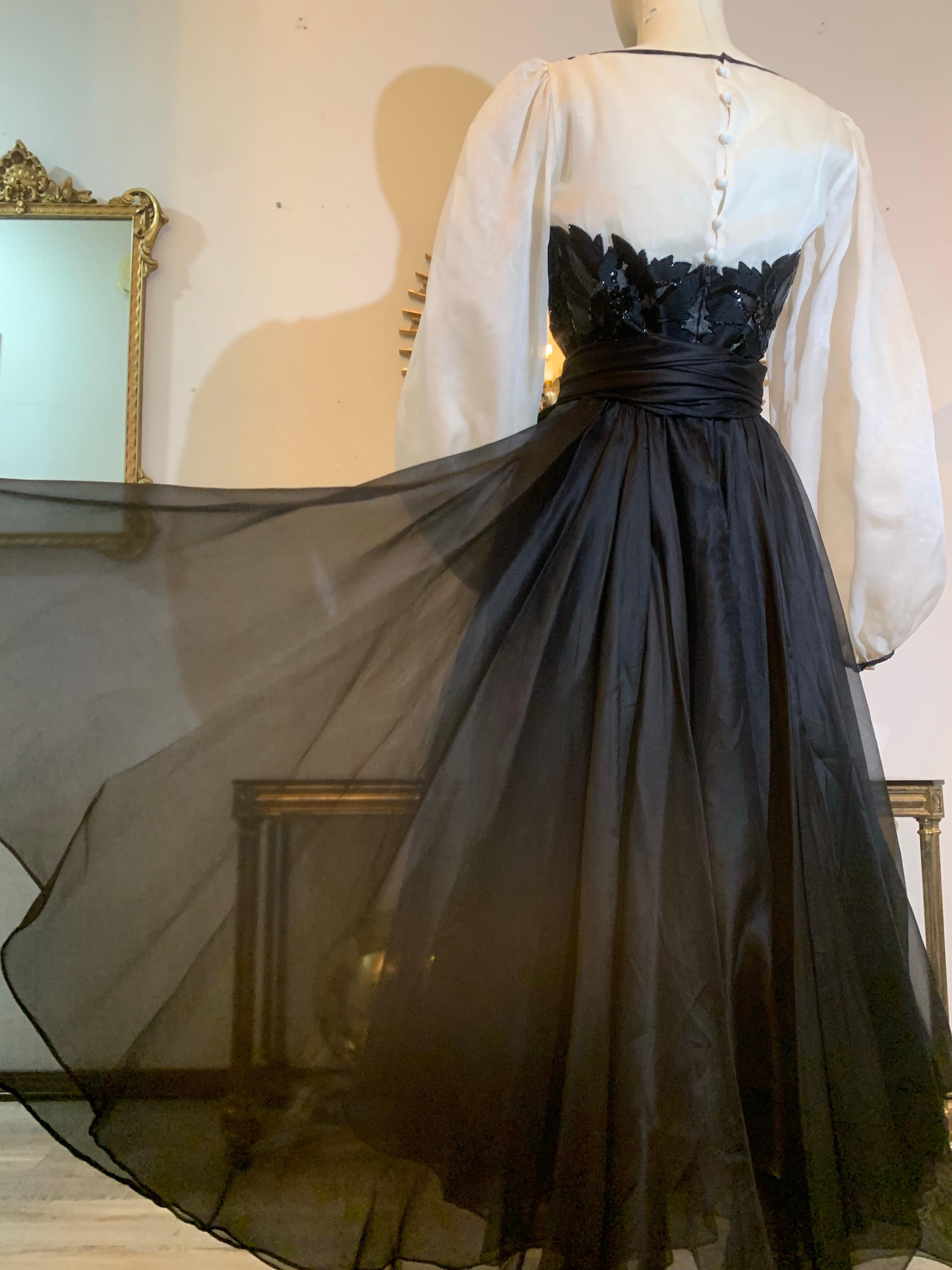 1980 Jean-Louis Scherrer Black & White Silk Organza Dress w Beaded Bodice :  Un joli style printemps/été. Chemisier paysan en organza de soie blanche avec encolure bateau passepoilée de noir et manches ballon. La jupe est volumineuse et descend