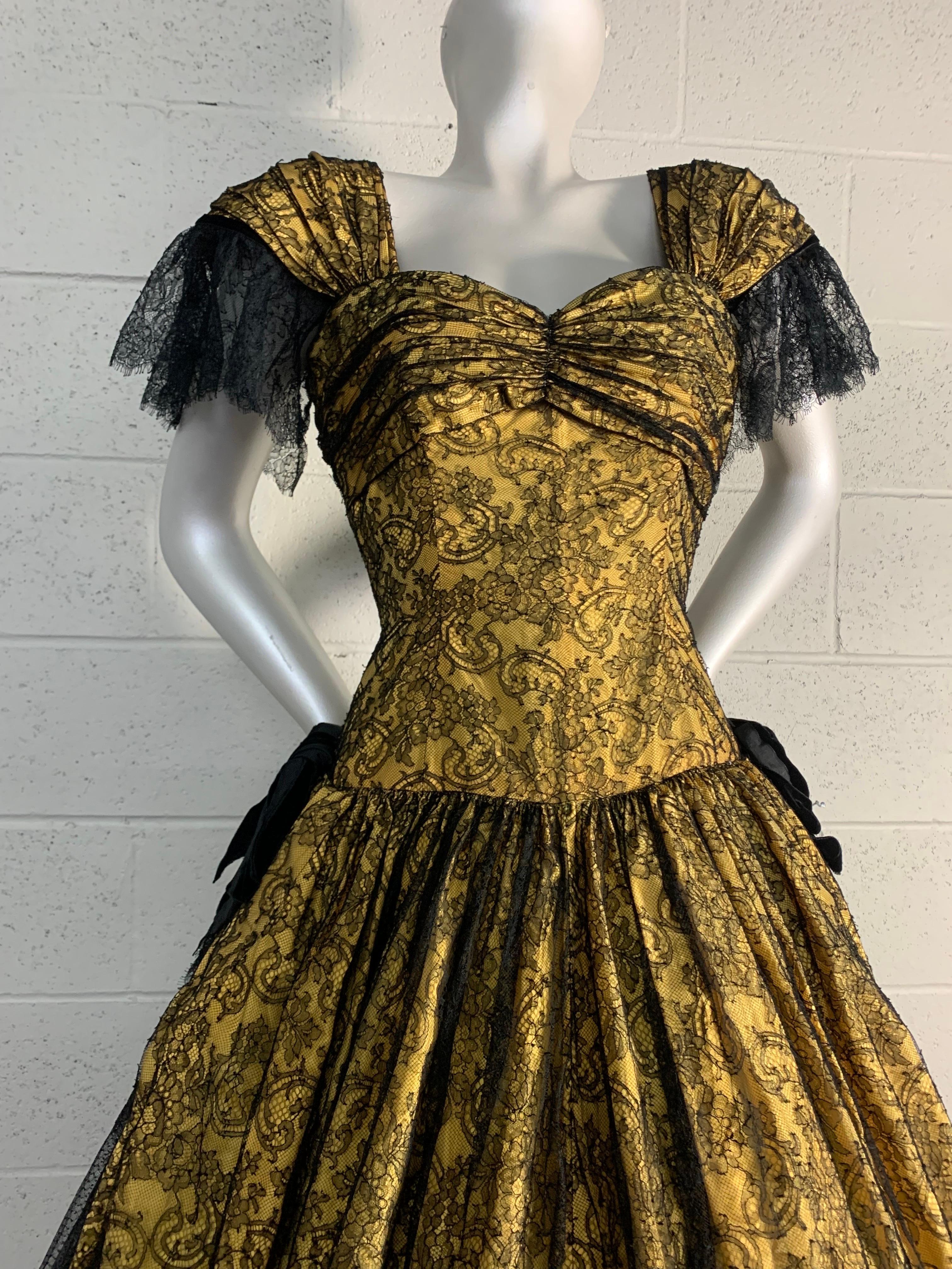 1980er Jean-Louis Scherrer Gelbes Voluminöses Kleid aus Seide und Chantilly-Spitze mit Stola im Angebot 9