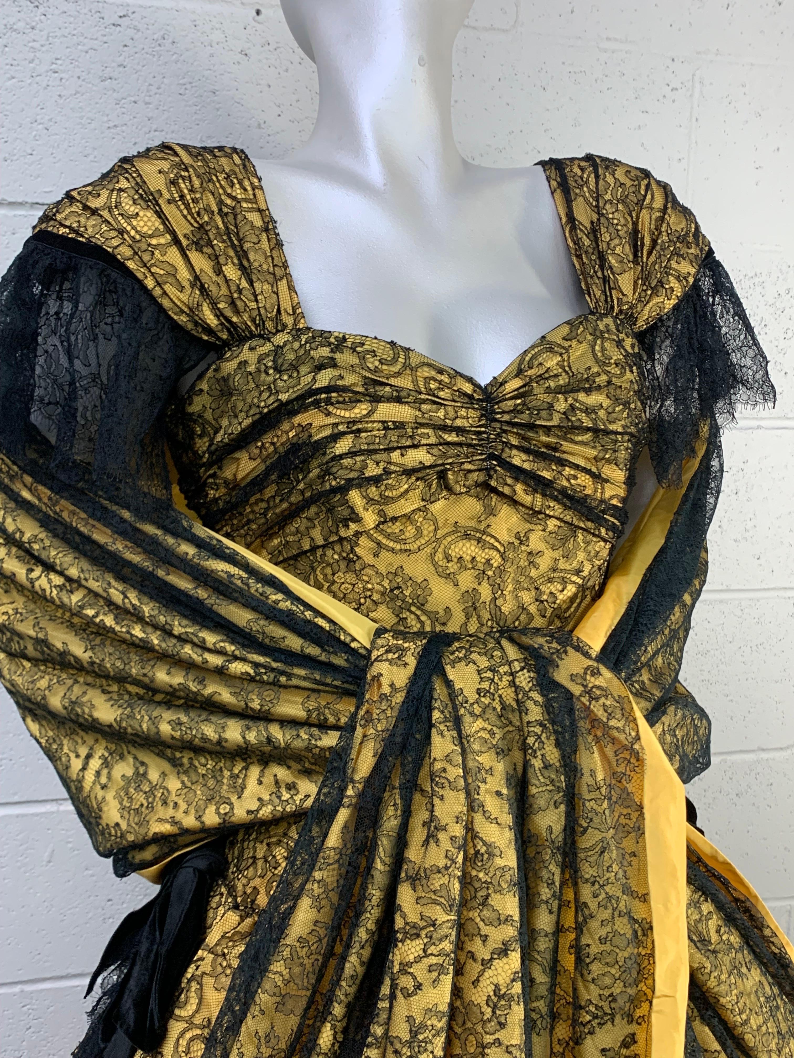 1980er Jean-Louis Scherrer Gelbes Voluminöses Kleid aus Seide und Chantilly-Spitze mit Stola im Angebot 3