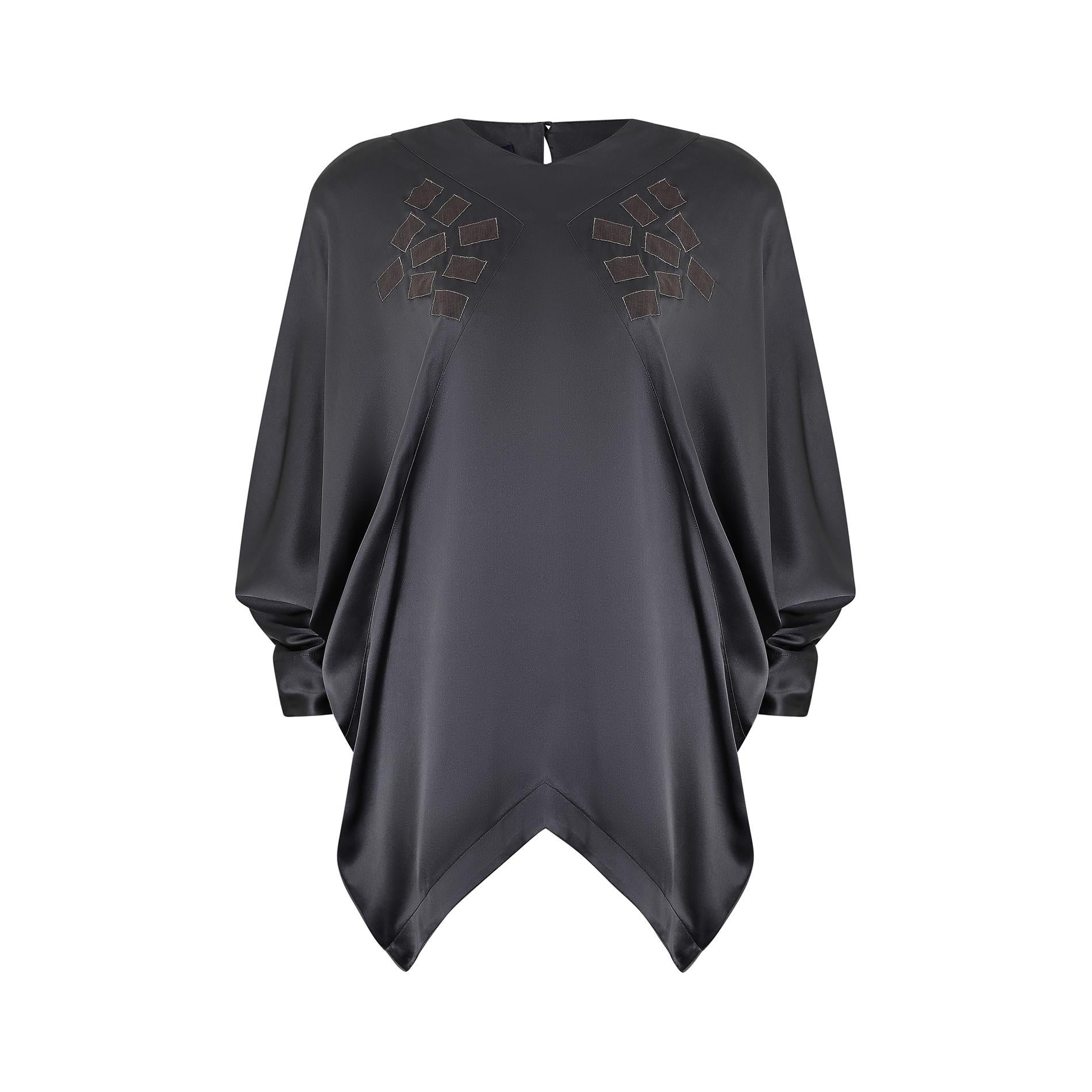 Questa blusa a pipistrello anni '80 di Jean Muir è realizzata in una seta incredibilmente morbida, in un bel colore grigio canna di fucile. Ha un'imbottitura sulle spalle per creare una silhouette più strutturata e si chiude dietro al collo con un