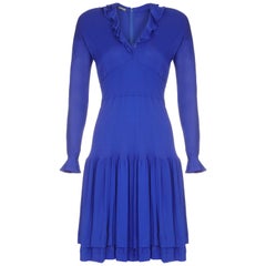 Abito in jersey blu reale di Jean Muir degli anni 
80, con bordi a balze