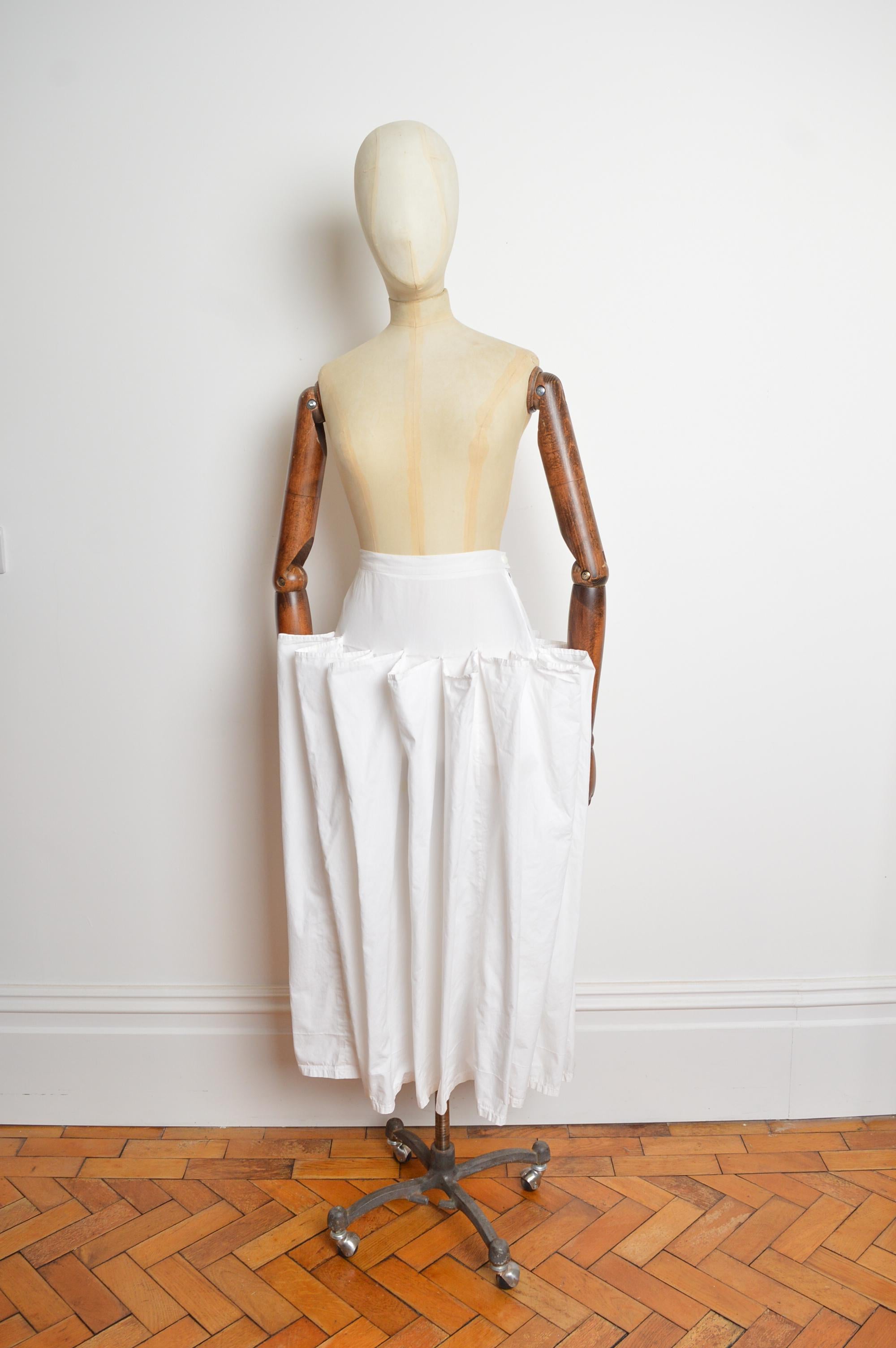 Jupe drapée en coton des années 1980 de Jean-Remy Daumas, créateur culte. Cette pièce extrêmement rare présente la silhouette parachute emblématique, une fermeture éclair sur le côté et un ourlet de longueur midi. FABRIQUÉ EN FRANCE. 
Taille
