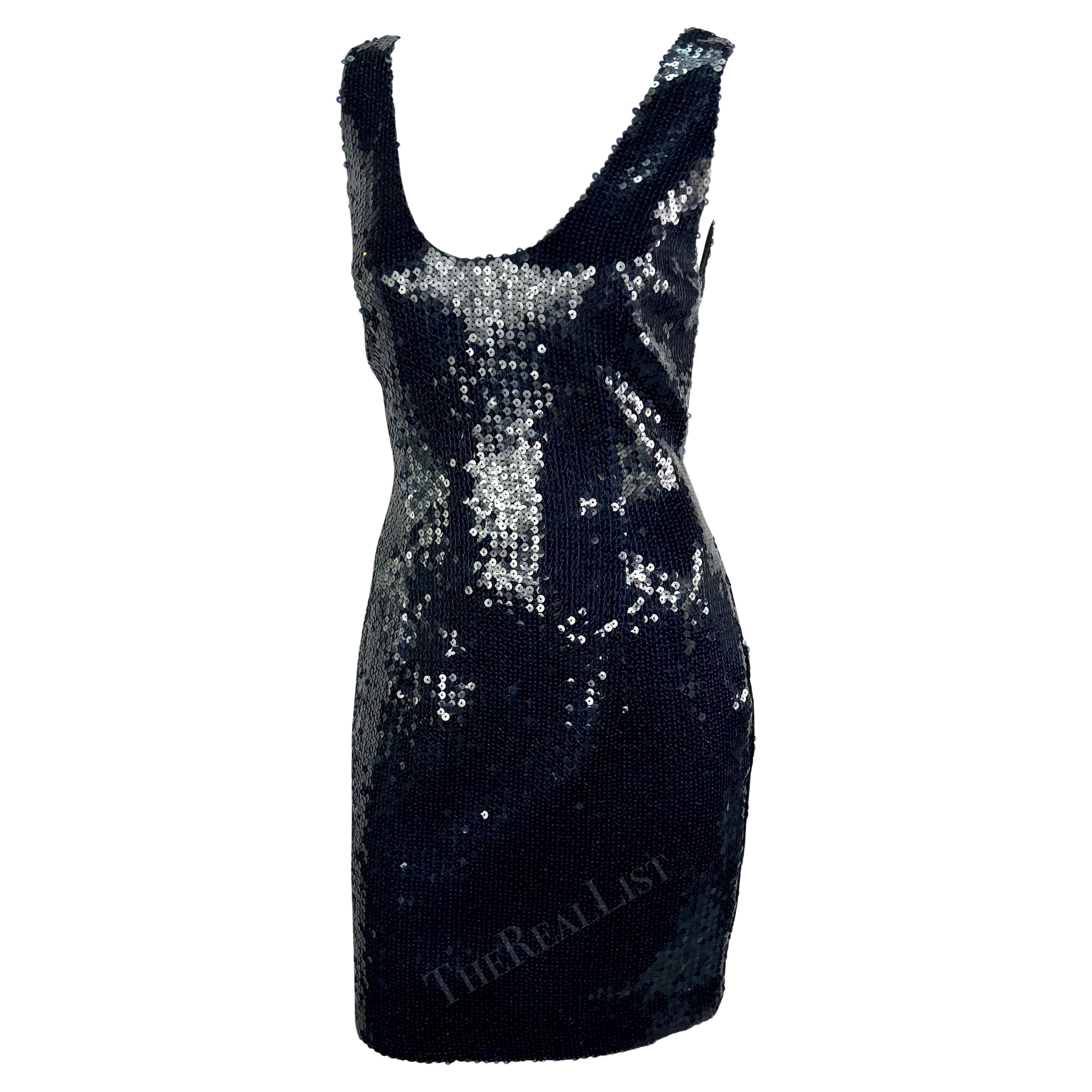 Wir präsentieren ein fabelhaftes tiefblaues Pailletten-Minikleid von Jil Sander aus den späten 1980er Jahren. Dieses atemberaubende Kleid ist durchgehend mit dunkelblauen Pailletten verziert. Das ärmellose Kleid hat breite Träger und einen tiefen