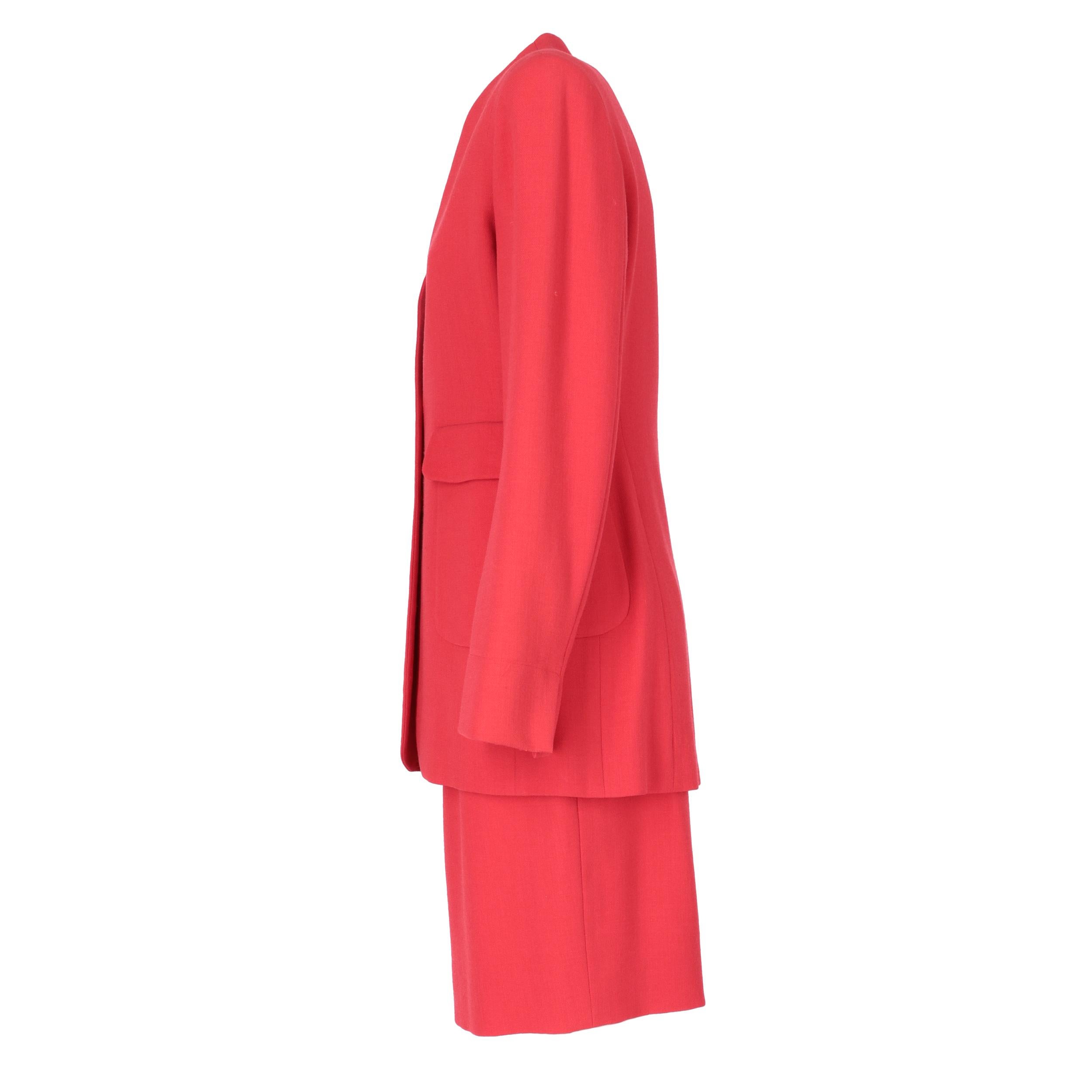 Jil Sander red light wool. V-neck jacket, front button closure and flap pockets. High-waisted straight skirt, above the knee.

The product shows some pulled threads and slight signs of wear on the lining, as shown in the pictures.

Years: 80S

Made