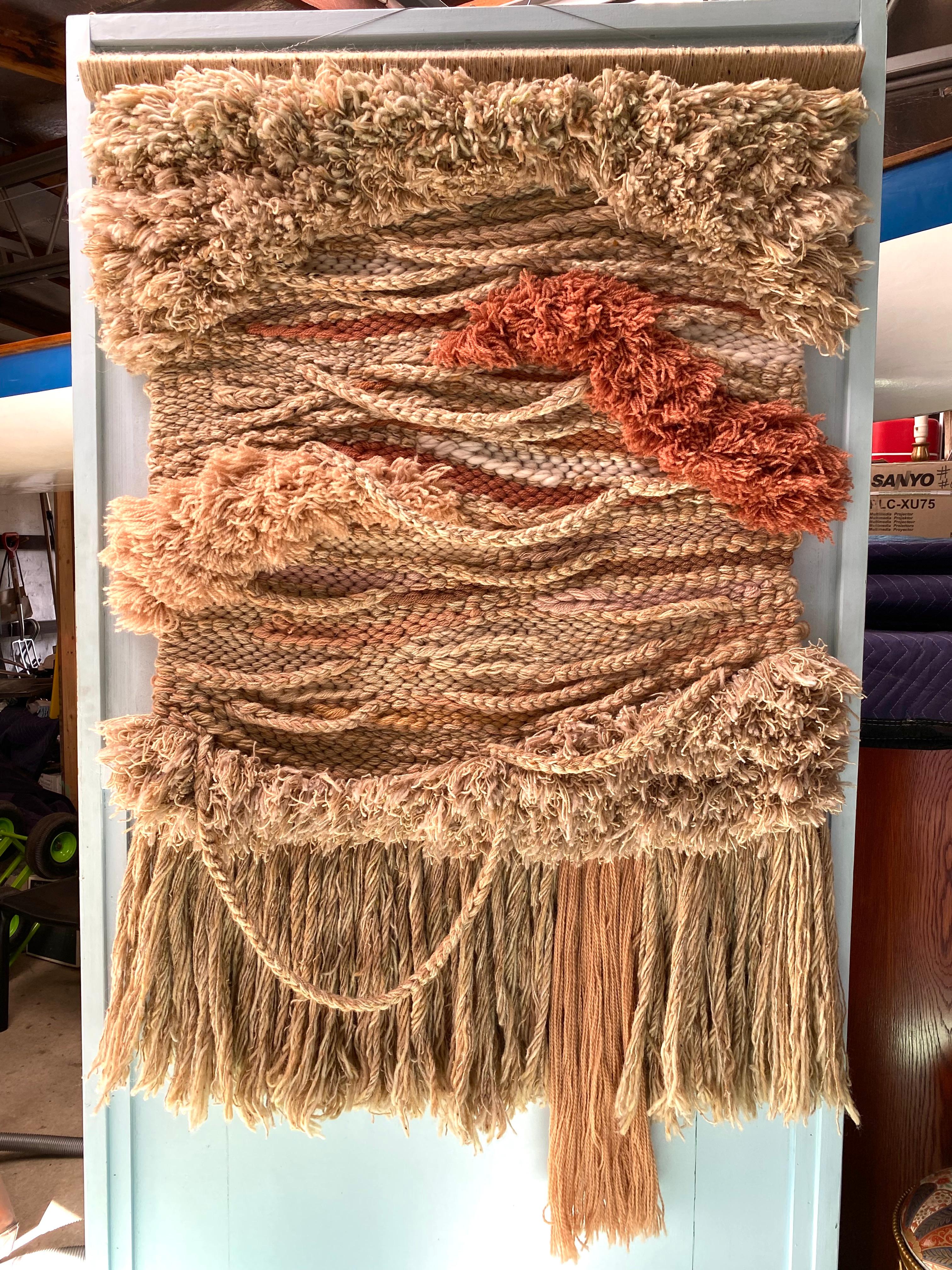 Cette œuvre délicieusement tactile et texturée de l'artiste australien John Irving est réalisée en pure laine australienne filée à la main, teinte naturellement et tissée à la main dans une profusion sauvage de textures. 

Il se caractérise par de