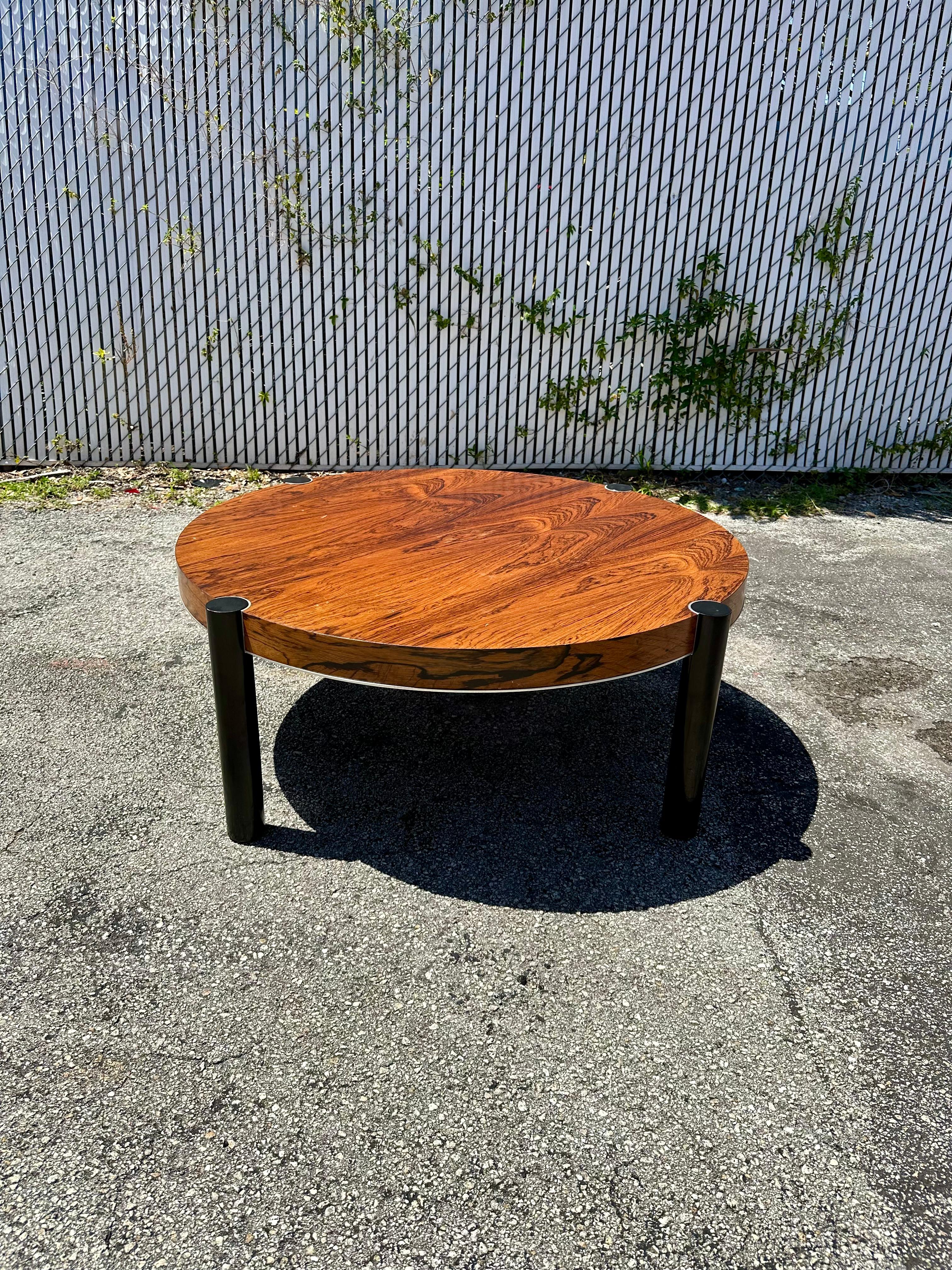 1980s John Stuart Rosewood Crome Circular Round Coffee Table In Good Condition For Sale In Fort Lauderdale, FL