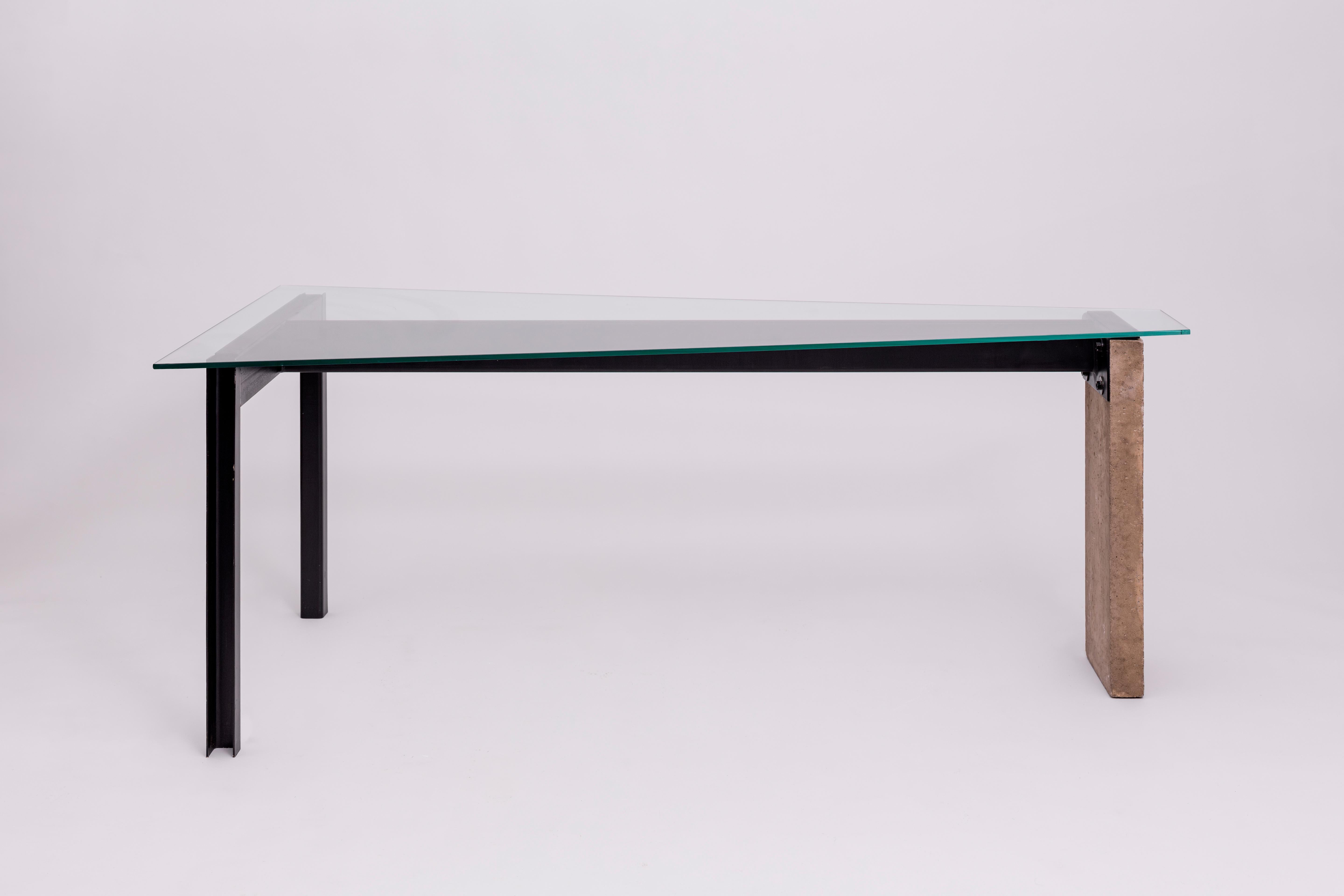 Tisch im postmodernen Stil von Jonas Bohlin

Dieser Tisch wurde von Jonas Bohlin entworfen und besteht aus lackiertem Stahl, Beton und Glas. Es verkörpert die ausdrucksstarke Sprache des Designers und verwendet eklektische, von der Industrie