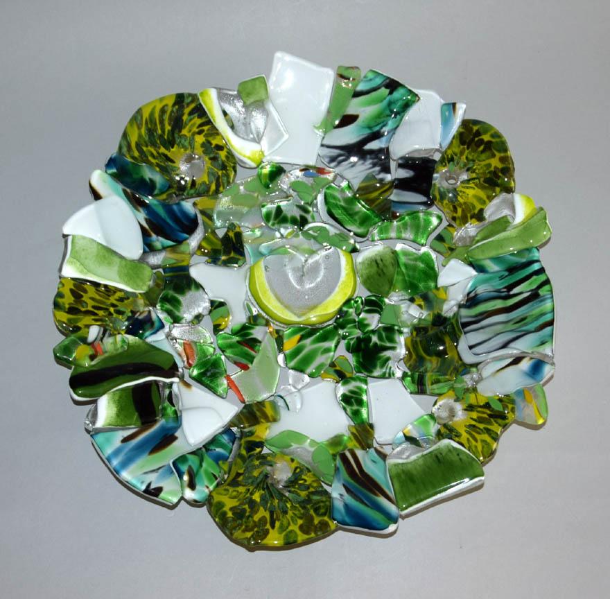 - larger glass bowl green and white
- art design glass
- the bowl is made of pieces of coloured laminated glass
- undamaged
- unusual and innovative
- Each piece is hand blown and hand finished
- original

