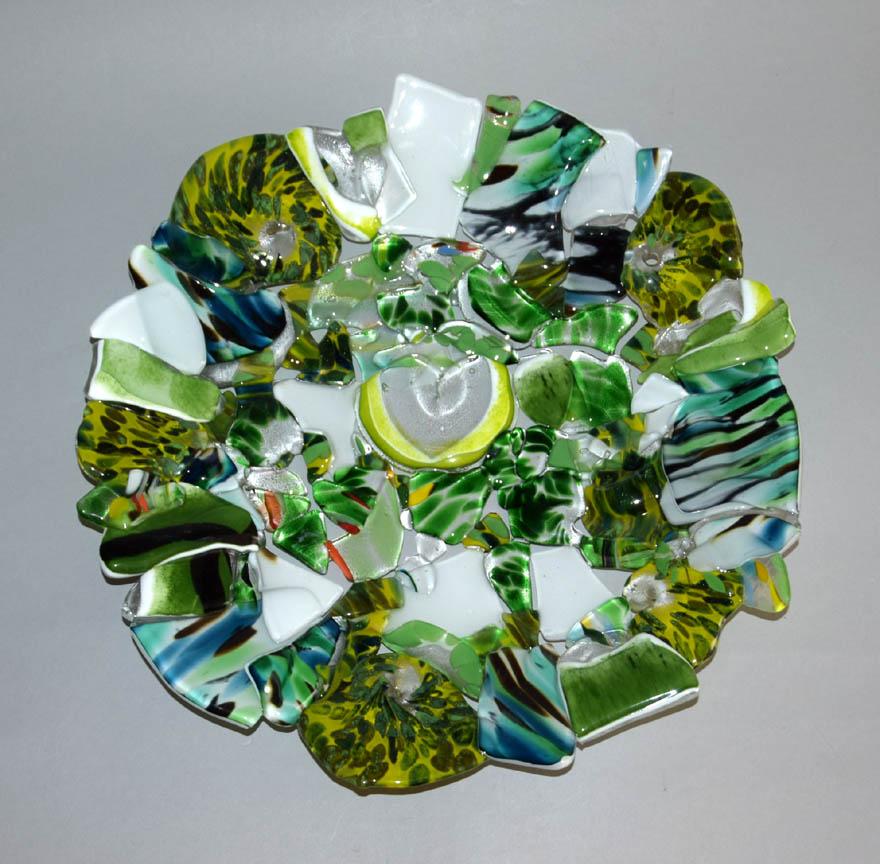 - ciotola di vetro più grande verde e bianca
- arte design vetro
- la ciotola è composta da pezzi di vetro stratificato colorato
- non danneggiato
- insolito e innovativo
- Ogni pezzo è soffiato e rifinito a mano
- originale

