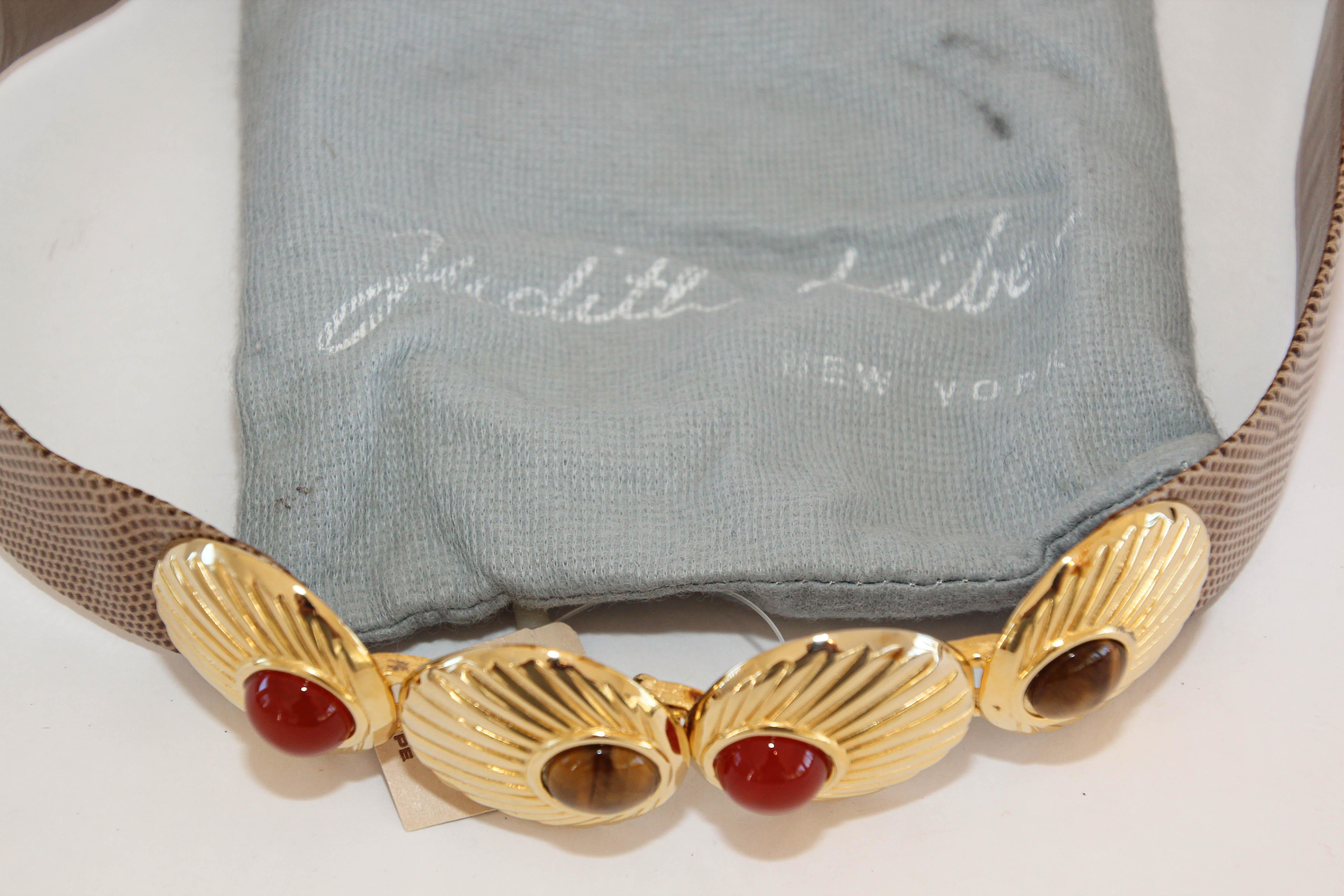Opulenter Judith Leiber Gürtel aus Schlangenleder und Gold mit Halbedelsteinen aus den 1980er Jahren.
Die Kreativität von Judith Leiber, die für ihre fantastischen Handtaschen bekannt ist, setzte sich auch bei Accessoires fort, wie zum Beispiel bei