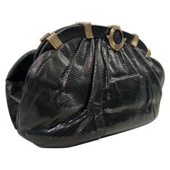 Bolso de mano convertible en lagarto negro de los años 80 Judith Leiber con camafeo de obsidiana