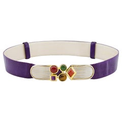 Cintura in pelle con motivi viola di Judith Leiber degli anni '80 con cabochon