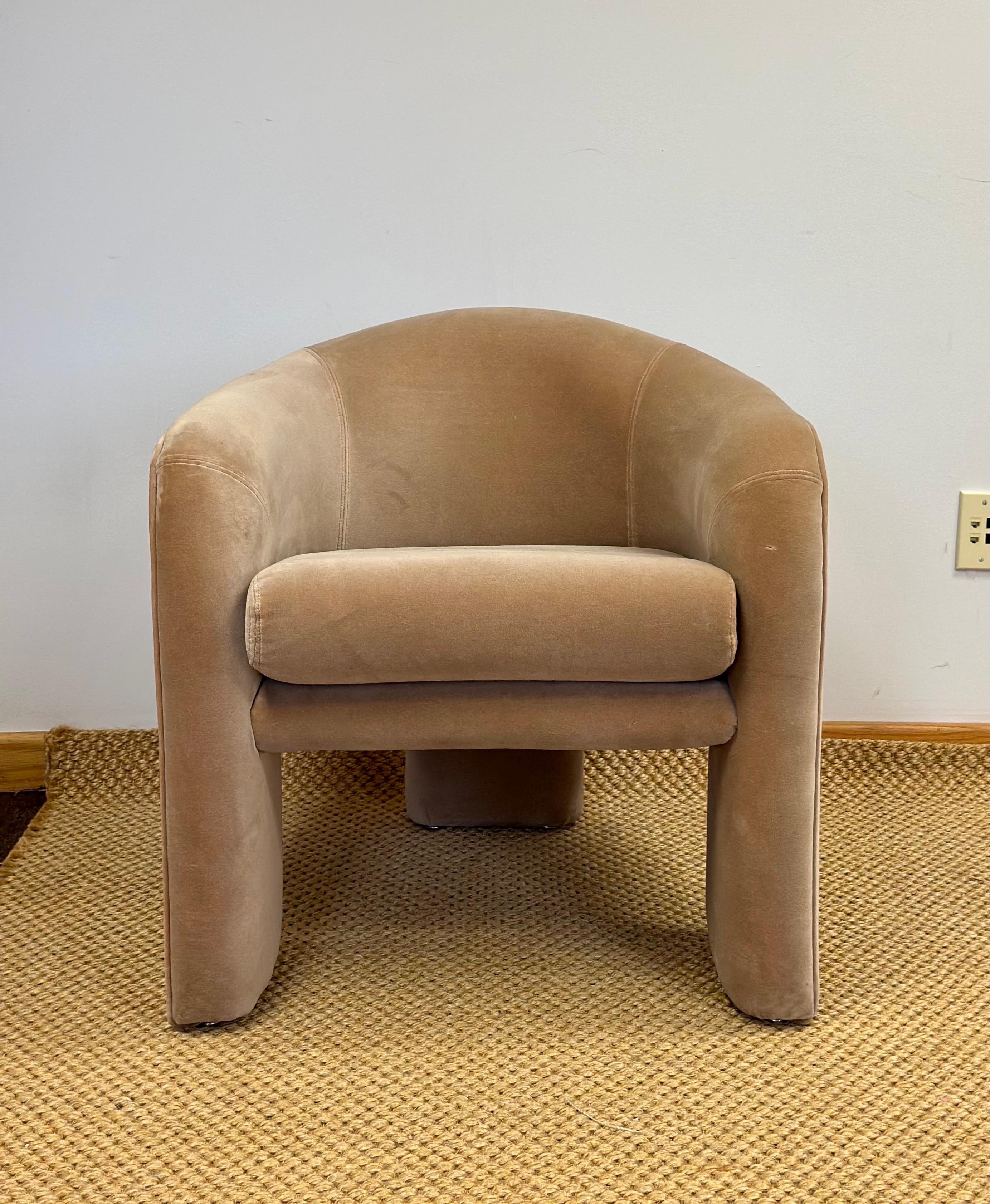 Nous avons le plaisir de vous proposer une élégante chaise d'avant-garde de Vladimir Kagan pour CIRCA, datant des années 1990.  La philosophie de conception de Vladimir Kagan s'articule autour de formes sculpturales qui allient l'expression