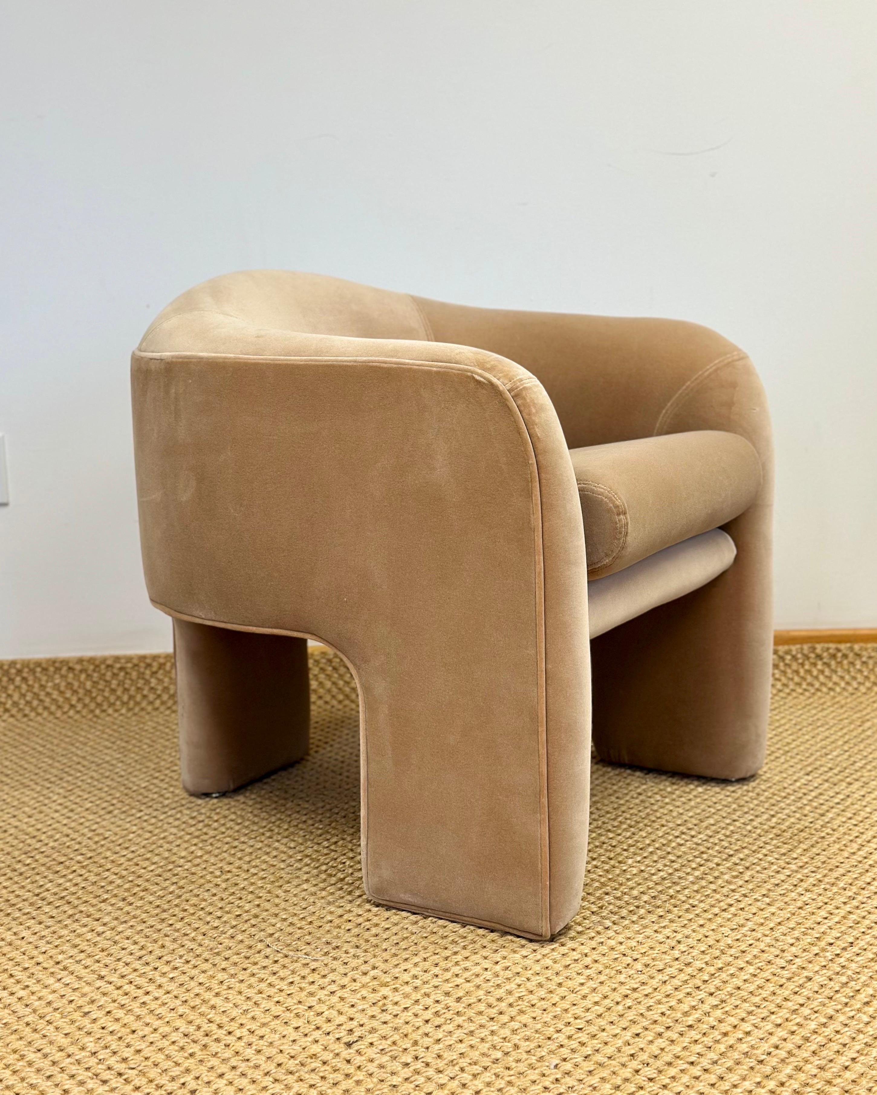 Postmoderne 1980 Preview Chaise longue tripode à trois pieds en taupe en vente