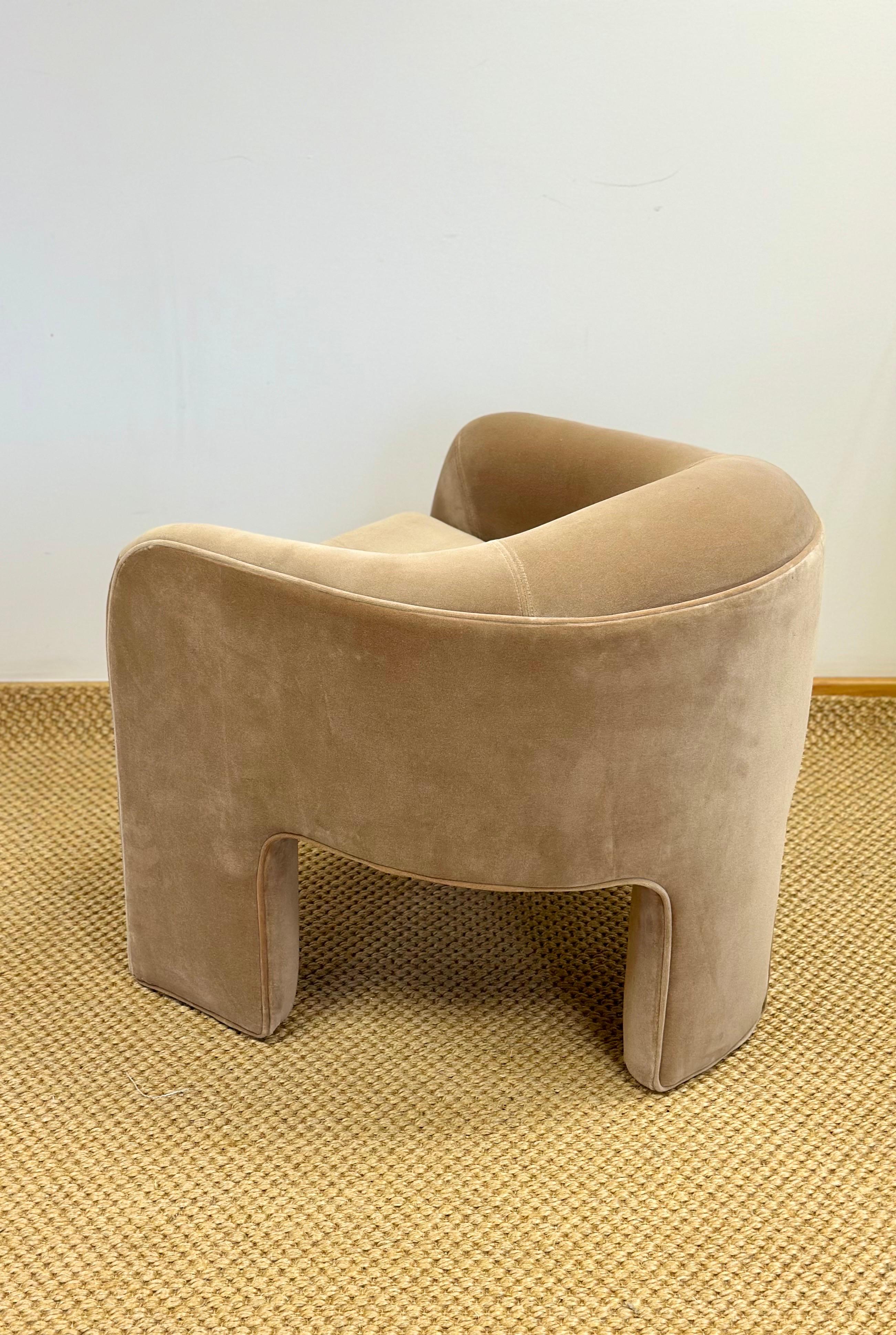 Velours 1980 Preview Chaise longue tripode à trois pieds en taupe en vente