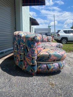 Divano Weiman Pucci stile anni '80, con canali curvilinei e soffiati, con reni biomorfi