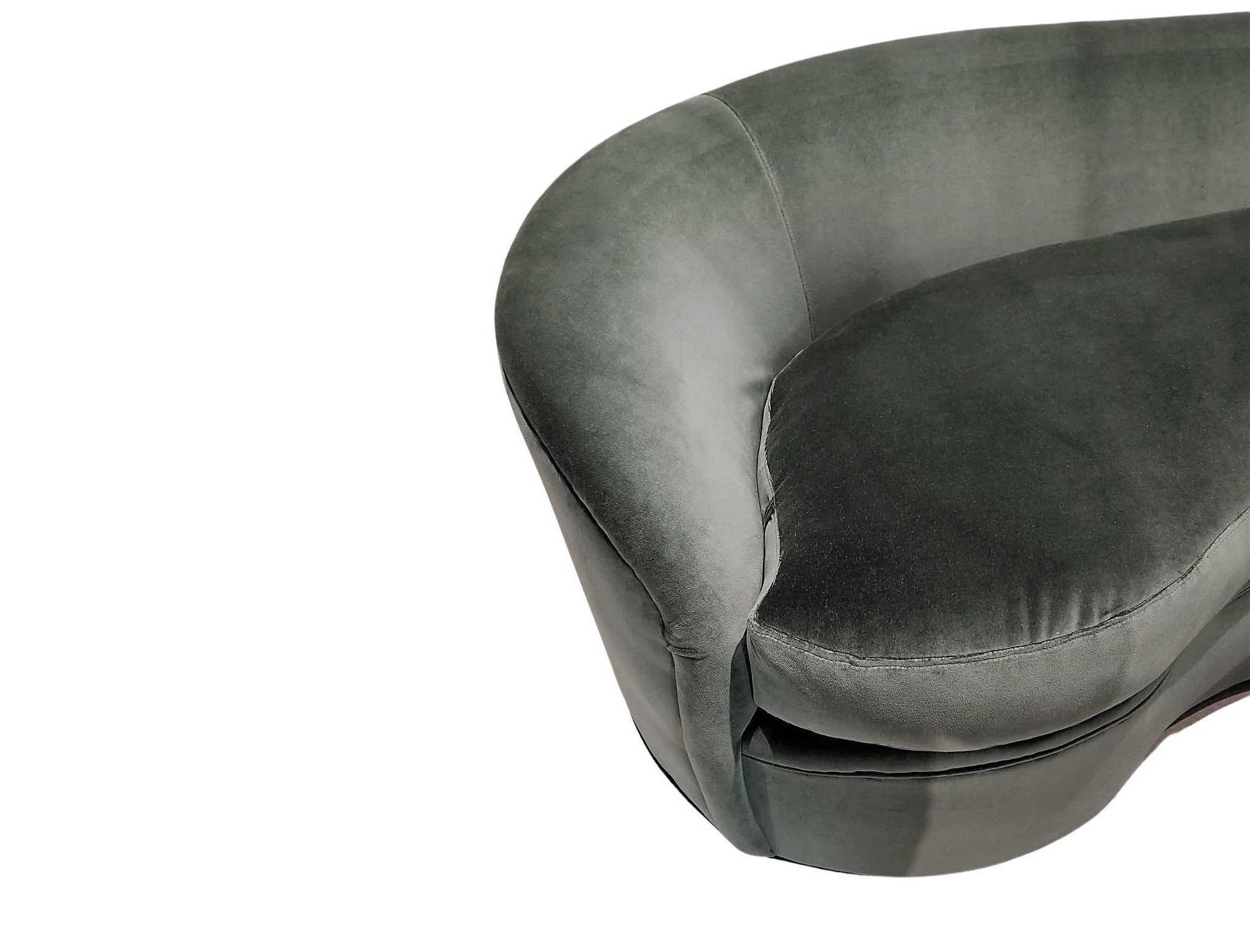 Ein klassisches Vladimir Kagan biomorphes nierenförmiges Sofa aus den 1980er Jahren, hergestellt von Directional Furniture. Nierenförmige Sofas sind seit langem bei Sammlern der Jahrhundertmitte beliebt. Dieses geschwungene Sofa mit einer Armlehne