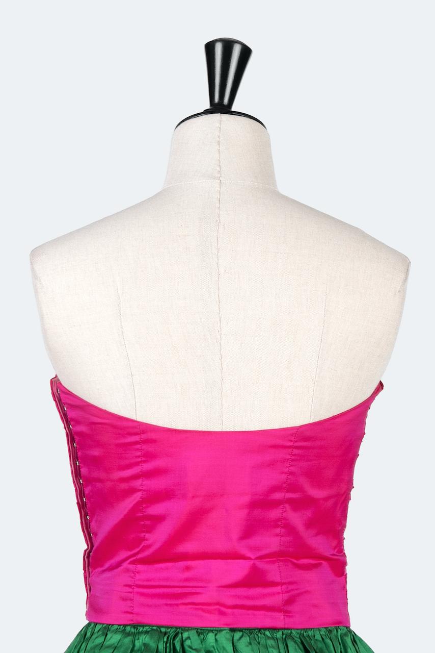 1980 KAMAL Couture Bustier et jupe en soie rose et verte avec écharpe/ceinture en vente 2