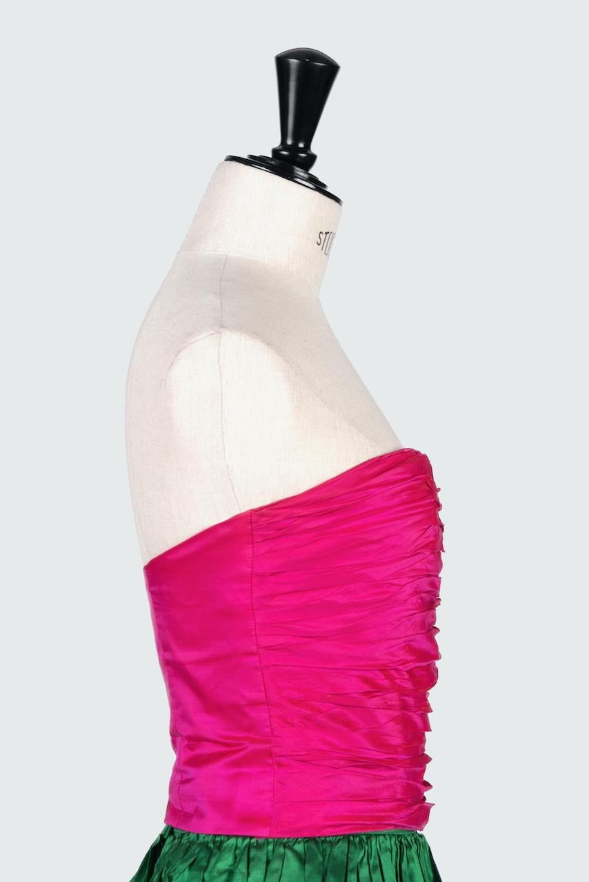 1980 KAMAL Couture Bustier et jupe en soie rose et verte avec écharpe/ceinture en vente 3