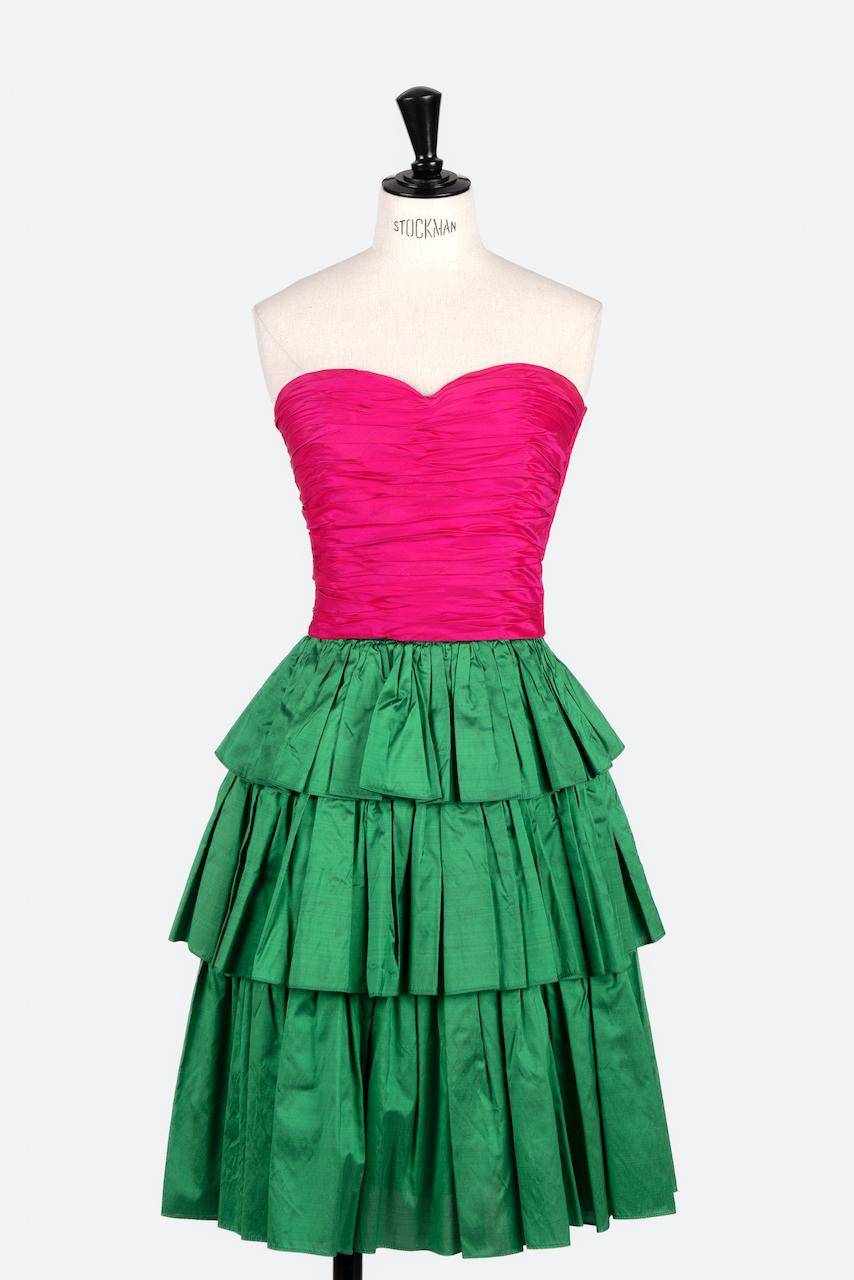 Incredibile set di abiti a tre pezzi anni '80 di Kamal Haute Couture Munich. Si tratta di un top a bustier, una gonna e un involucro o fusciacca realizzati in un meraviglioso dupione di seta rosa shocking e verde smeraldo. Il tessuto ha una sottile
