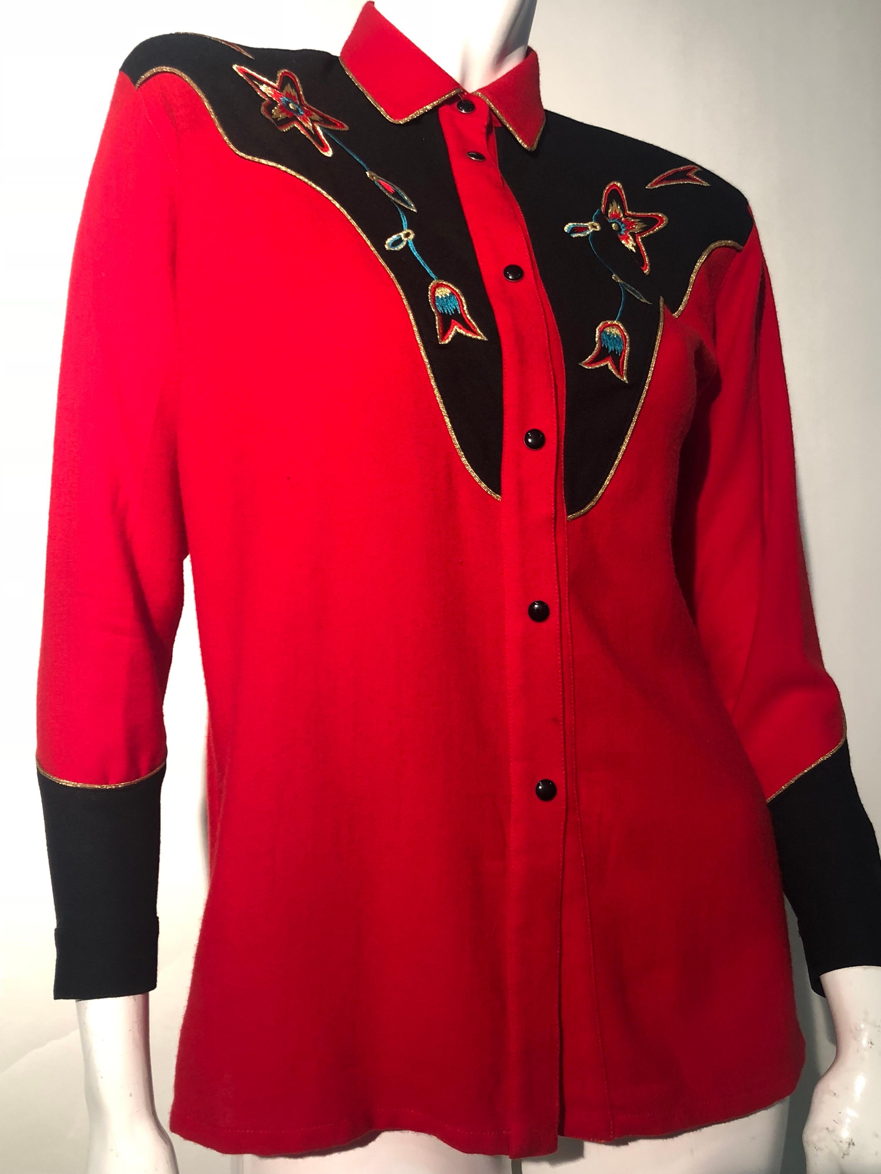 Ein wunderschönes 1980 Kansai Yamamoto Westernhemd mit besticktem Latz in rot und schwarz. Inspiriert vom Rockabilly-Stil und der Musik der 1950er Jahre. Wolle mit seidener Stickerei und strukturierten Schulterpolstern