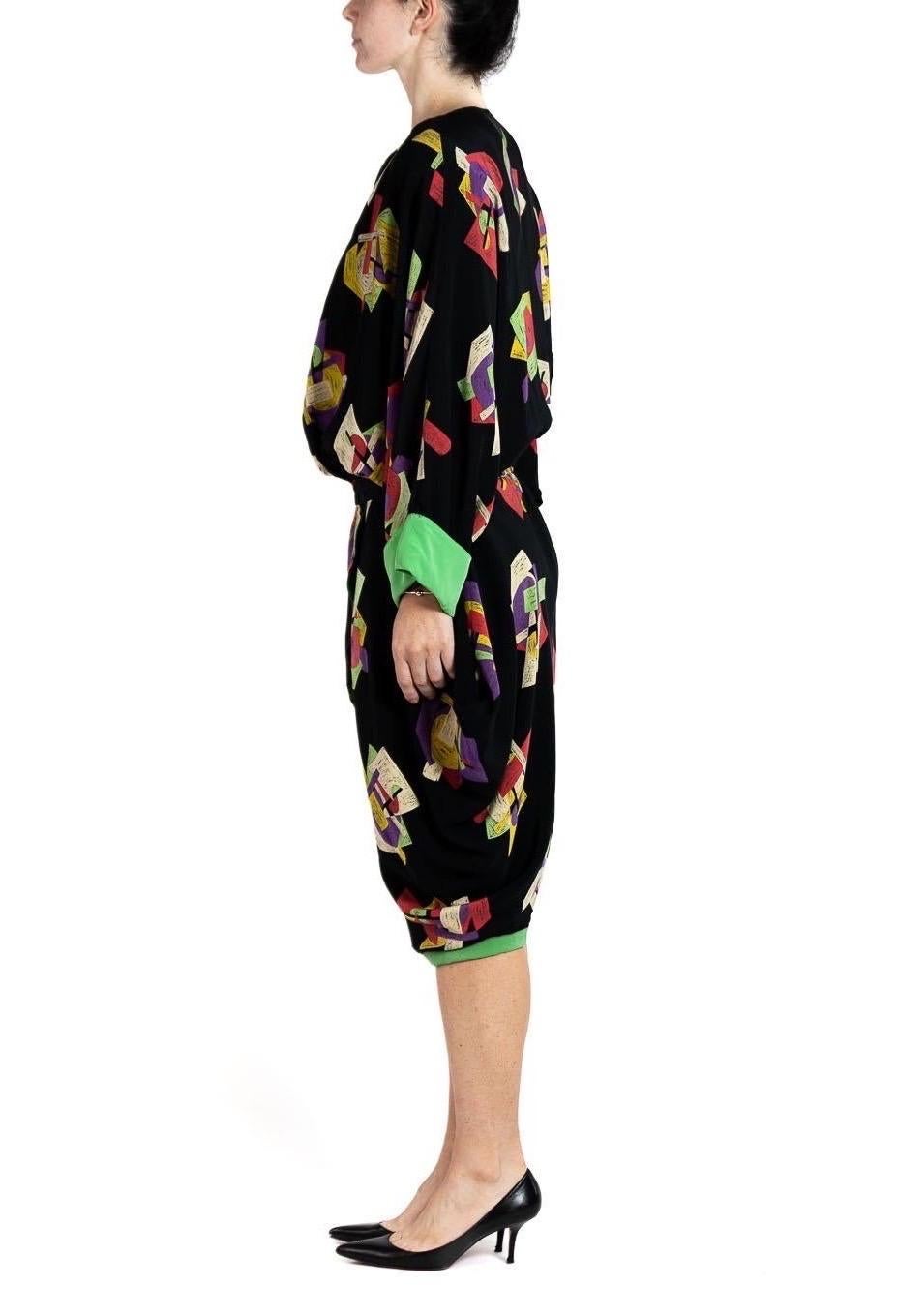 Elastic waist will fit up to a size 12 1980S KARL LAGERFELD Black & Green Silk Crepe De Chine Modernist Print Kimono Sleeve Dress 