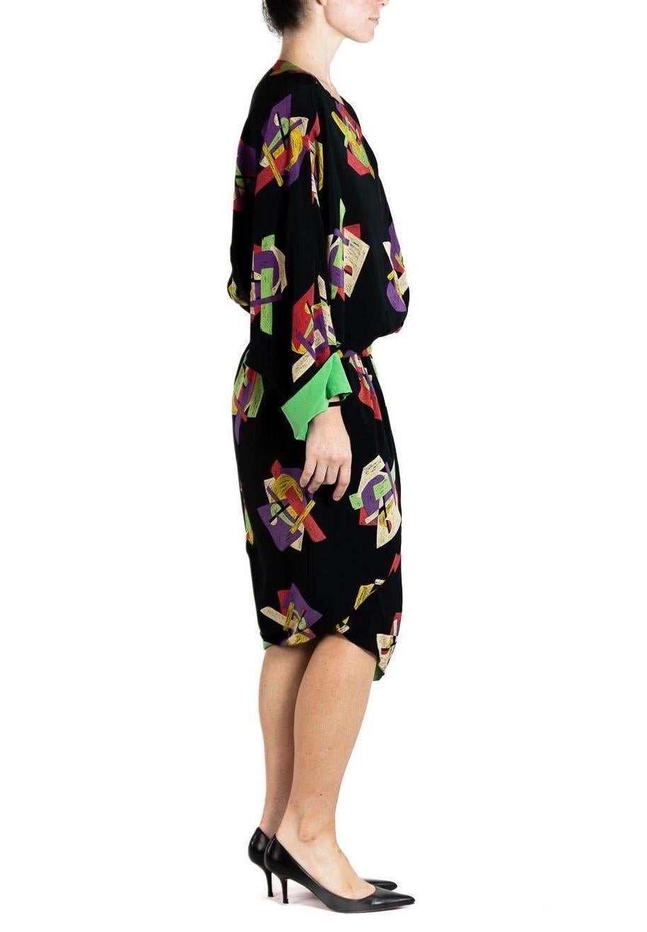 1980er KARL LAGERFELD Kimono aus schwarzem und grünem Seidenkrepp mit modernistischem De Chine-Druck S im Zustand „Hervorragend“ im Angebot in New York, NY