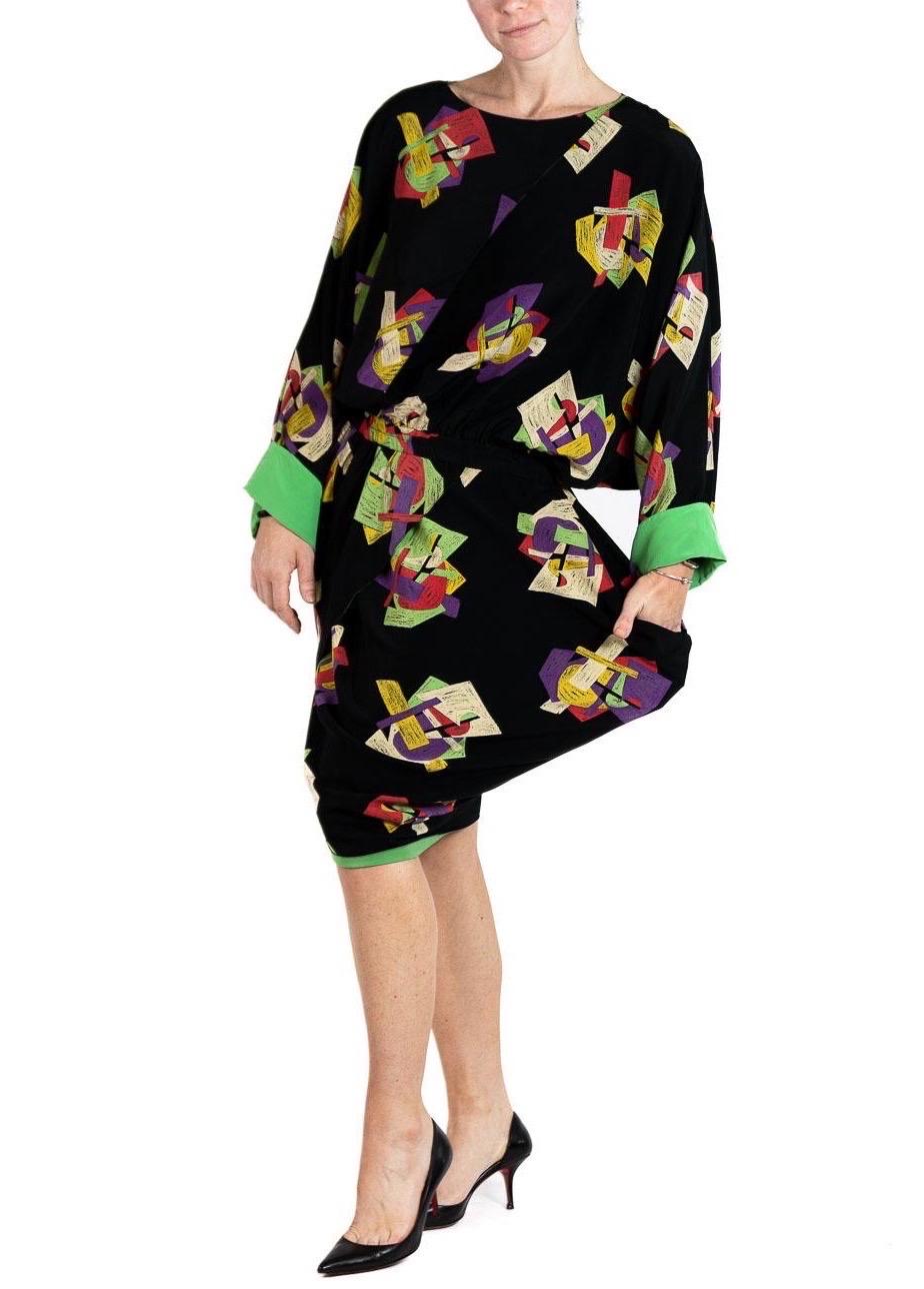 1980er KARL LAGERFELD Kimono aus schwarzem und grünem Seidenkrepp mit modernistischem De Chine-Druck S Damen im Angebot