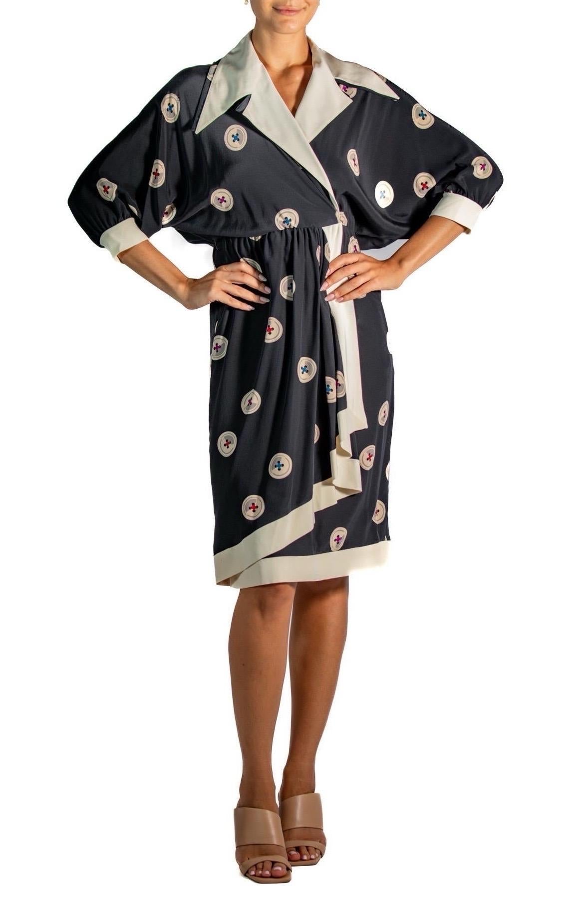 1980er Karl Lagerfeld Chloe Schwarz-Weißer Seidenkrepp De Chine Famous Button Prin im Angebot 1