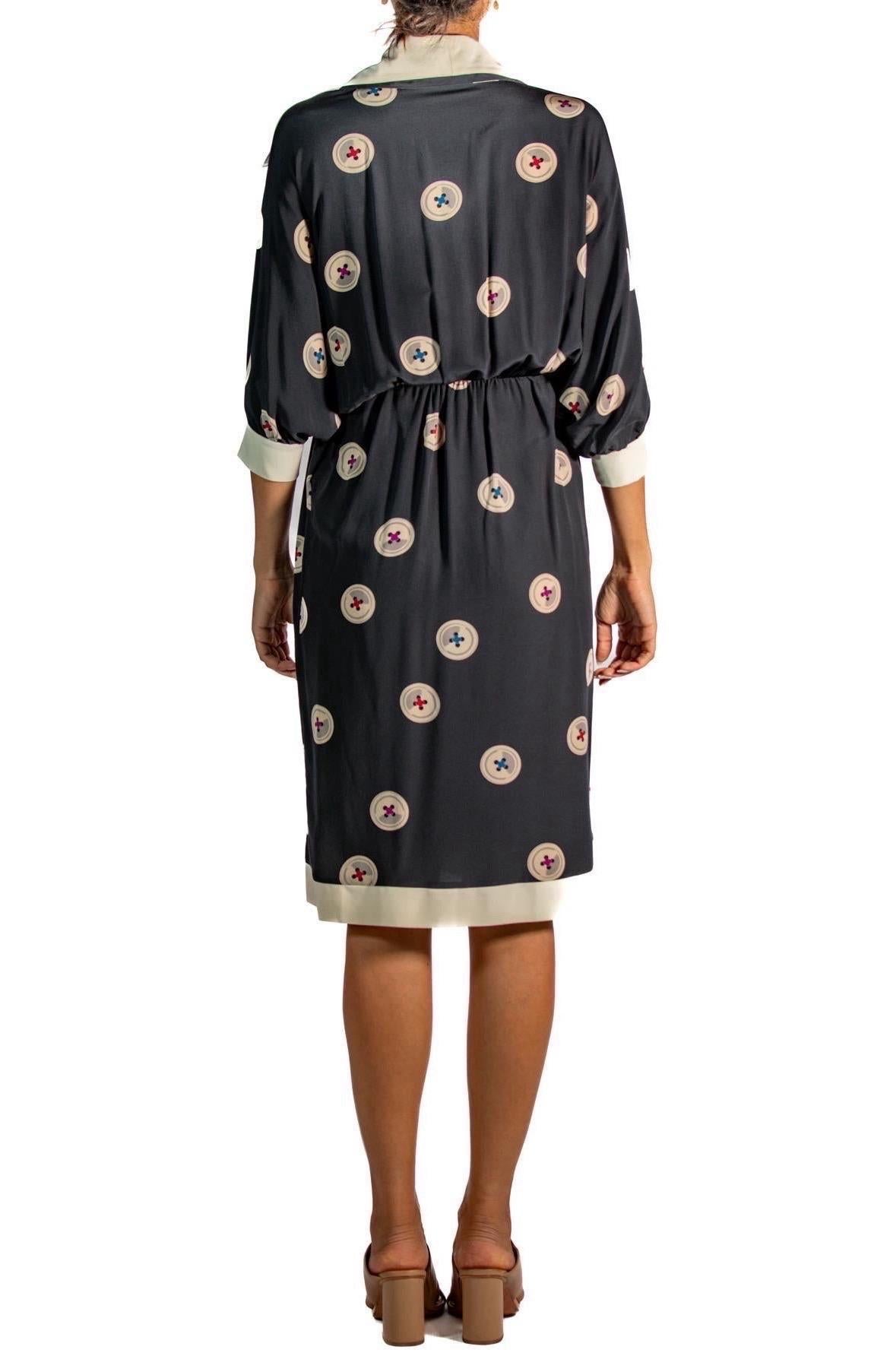 1980er Karl Lagerfeld Chloe Schwarz-Weißer Seidenkrepp De Chine Famous Button Prin im Angebot 2