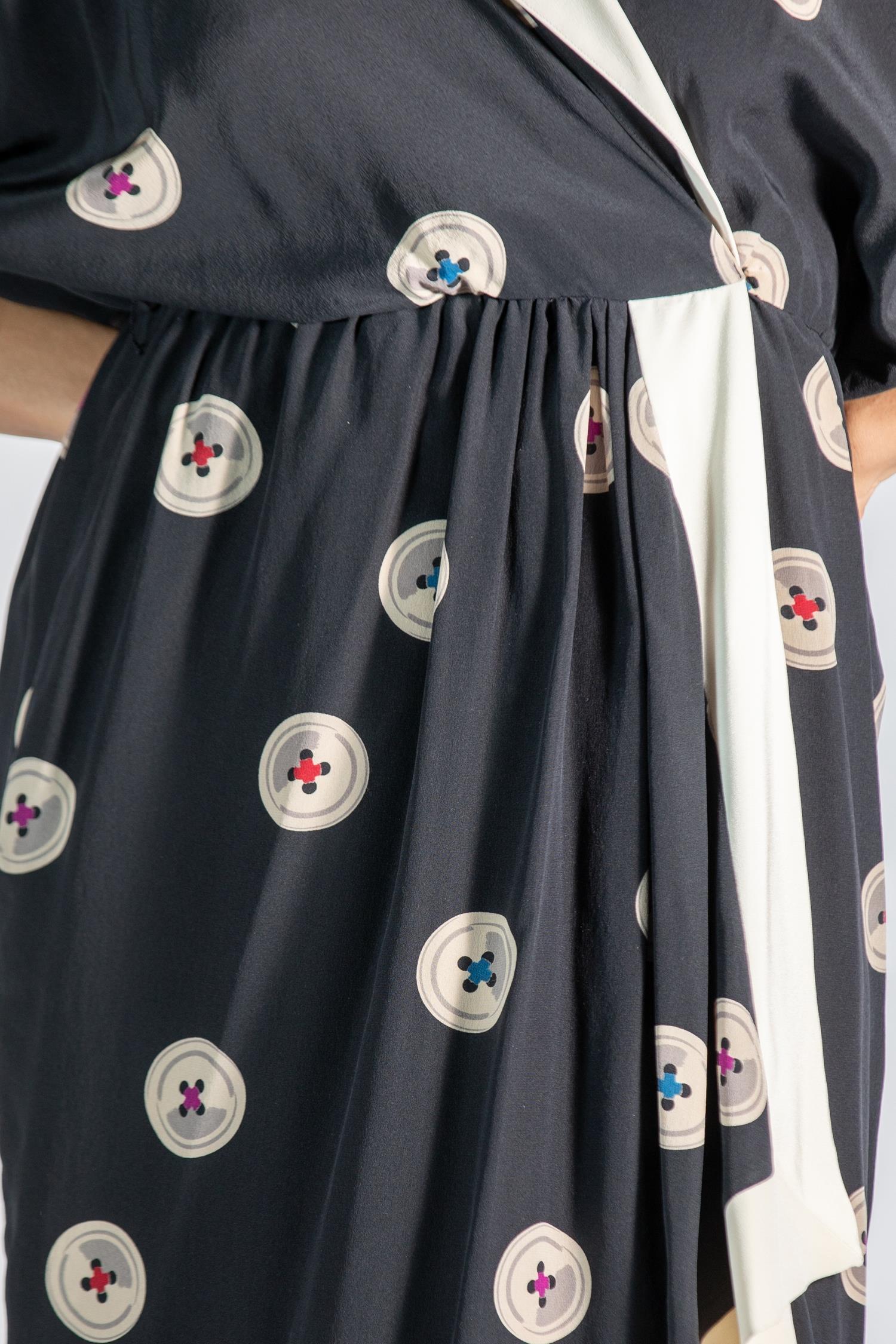1980er Karl Lagerfeld Chloe Schwarz-Weißer Seidenkrepp De Chine Famous Button Prin im Angebot 4
